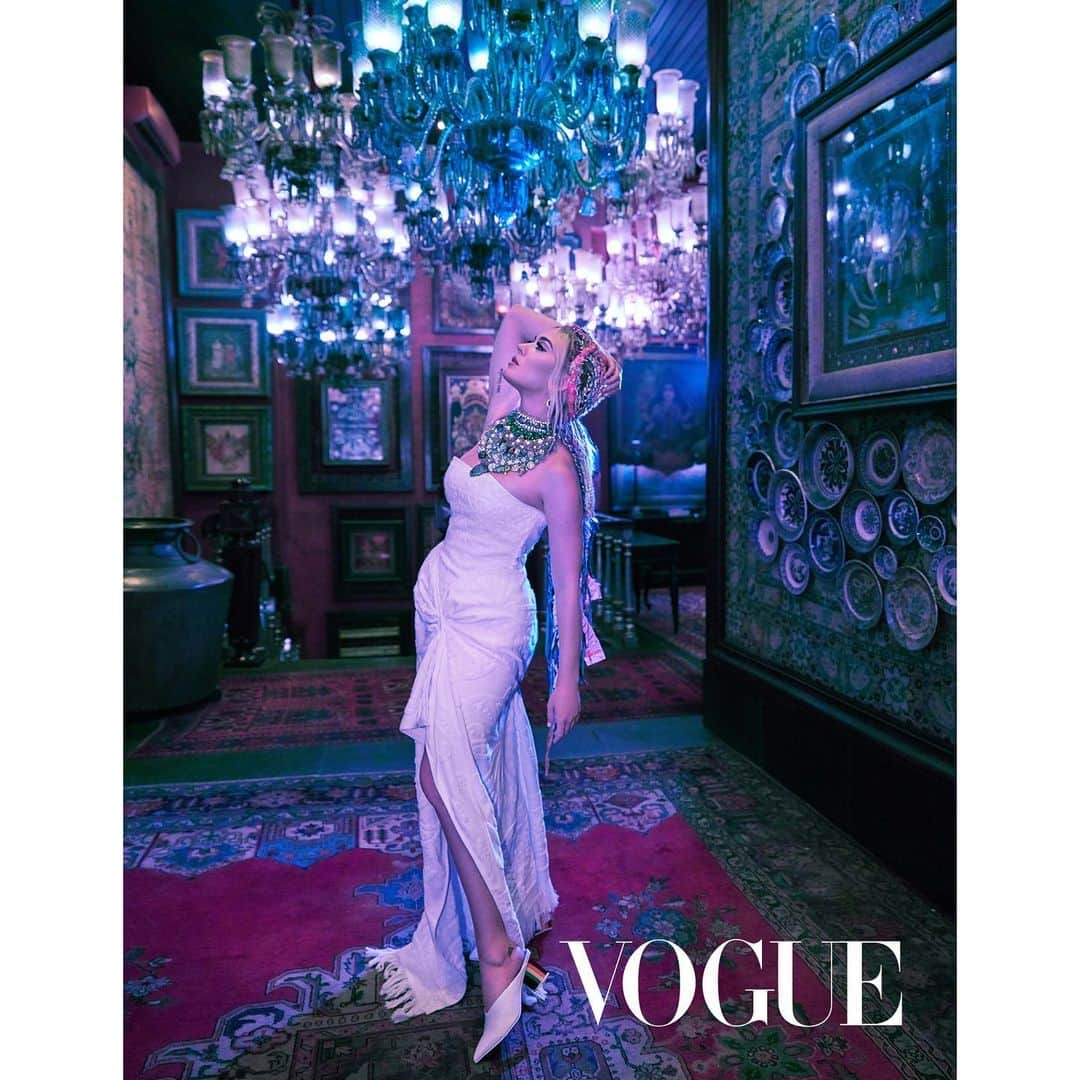 ケイティ・ペリーさんのインスタグラム写真 - (ケイティ・ペリーInstagram)「Always opening up to the light ✨ @vogueindia Jan 2020  Story link in bio」1月8日 4時05分 - katyperry