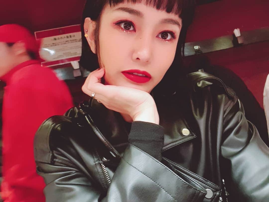 エナ さんのインスタグラム写真 - (エナ Instagram)「내입술도 레드💋 벽지도 레드🧱 점원옷도 레드👅」1月8日 4時40分 - eunkyung.shin