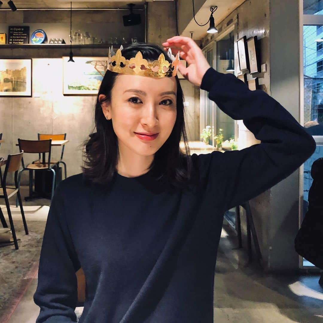 前田紀至子さんのインスタグラム写真 - (前田紀至子Instagram)「ちょっと甘いものが食べたくなり、何気なく食べたガレット・デ・ロワにキュートなフェーブが入っていて思わず満面の笑み。 冠をポッケに仕舞ってお店を出ようとしたところ、店員さんに「今日ずっと冠被ってろ」と言われたため帽子の下に被って過ごした1日でした。  因みに写真4枚目のポロネギ、ポテト、ニンジン、セロリ、レッドオニオンが入った冬野菜のポタージュが物凄く美味しかった。SサイズじゃなくLサイズにしておけば良かったと現在後悔中。 毎日でも飲みたいくらい好みの味かも！ #epiphany#galettedesrois#公現祭#ガレットデロワ#citron」1月7日 19時54分 - ki45m