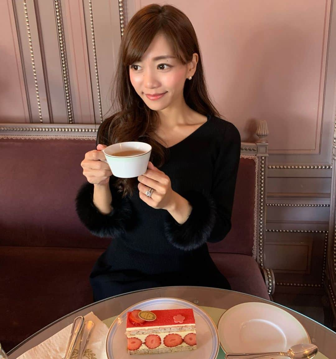 福山唯さんのインスタグラム写真 - (福山唯Instagram)「LADUREEへ🍓✨✨ . .  ラデュレはお紅茶の種類がたくさんあっていつも選ぶのが楽しい♫ . .  私は今日から仕事始めでした✏️✨ とっても嬉しいサプライズがあり初日から泣きました😭✨ 今年も元気に頑張りましょう🐭❤️ . . .  #laduree #cakes #ginza #mitsukoshi #cafe #ginzacafe #ラデュレ　#フレジエ　#ケーキ #銀座　#カフェ　#いちご❤️」1月7日 19時59分 - yuifukuyama