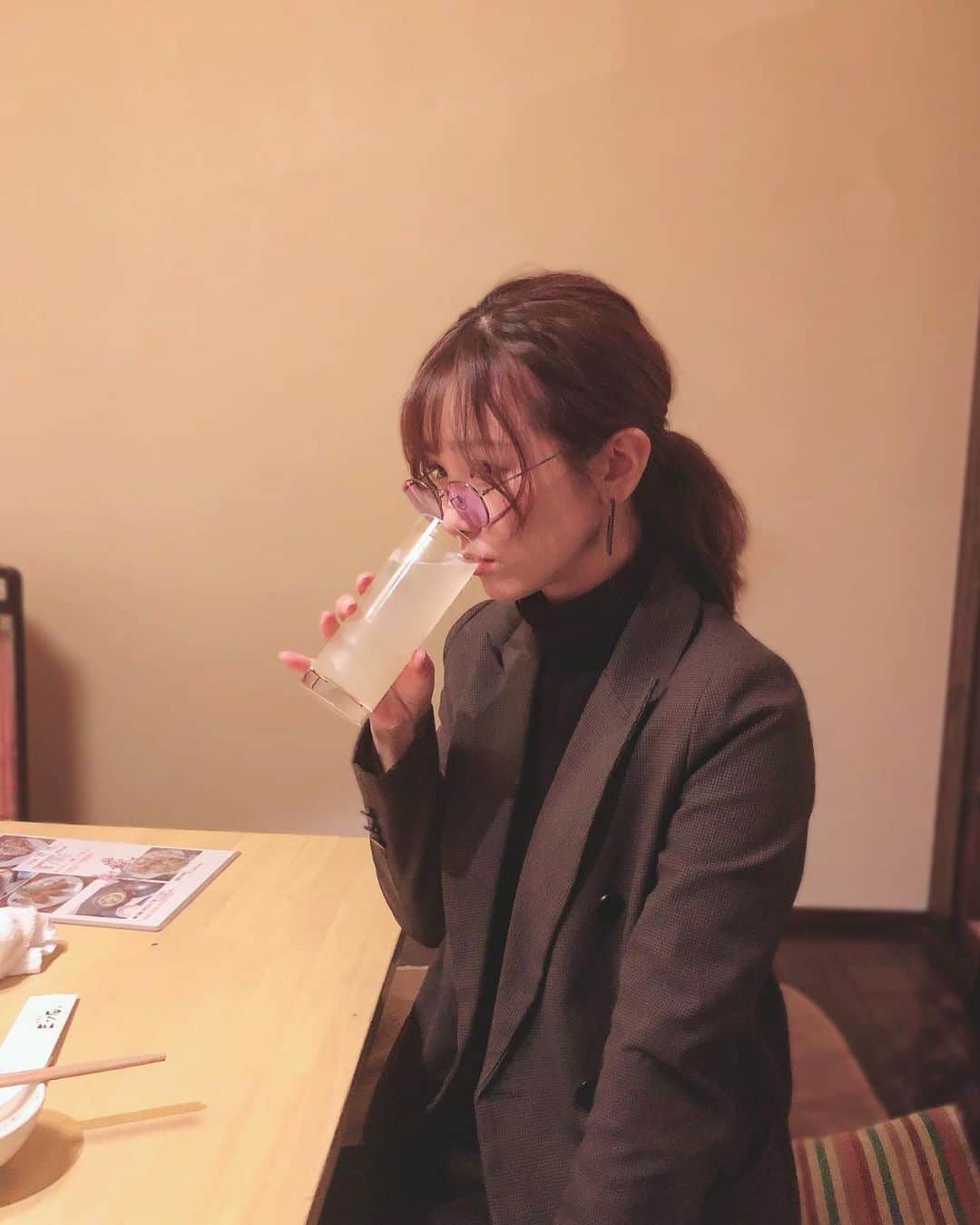 西村いちかさんのインスタグラム写真 - (西村いちかInstagram)「青森の夜🍻 友達のメガネ…そのまま貰うの失敗！笑 #小指たちがち」1月7日 20時00分 - ichika_nishimura
