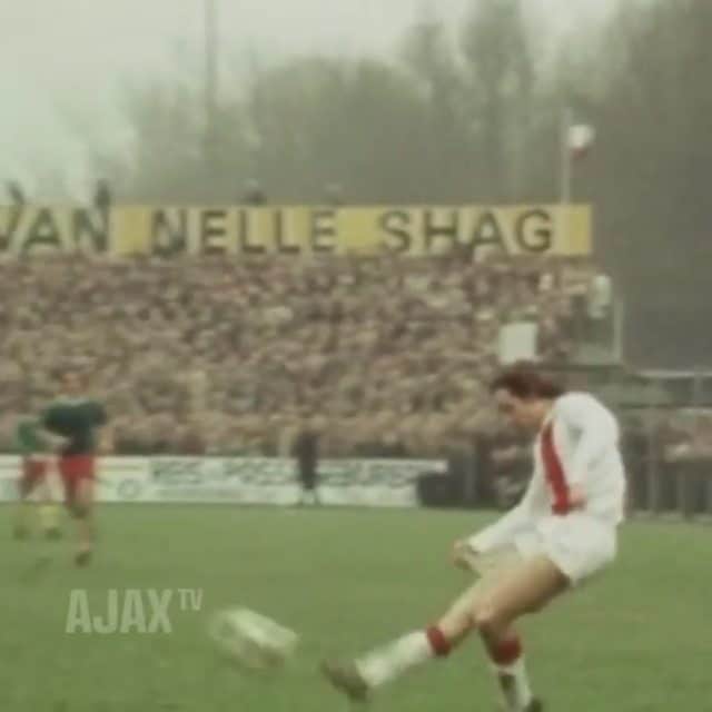 ヨハン・クライフのインスタグラム：「An inspirational goal from Johan in early 1972 against FC Den Haag! 👌🏻 Enjoy it and Happy New Year! #CruyffLegacy 📽 @afcajax」
