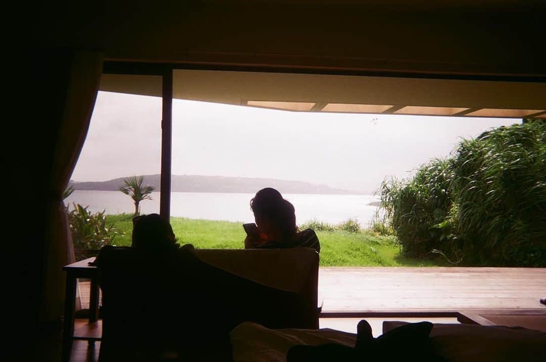 のインスタグラム：「夏に行った沖縄の写真﻿ ﻿ 写ルンです📷﻿ ようやく現像できた…遅 ﻿ それにしても味があっていいな〜^ ^﻿ ﻿ ﻿ #沖縄﻿ #今帰仁 #夏休み﻿ #写ルンです」