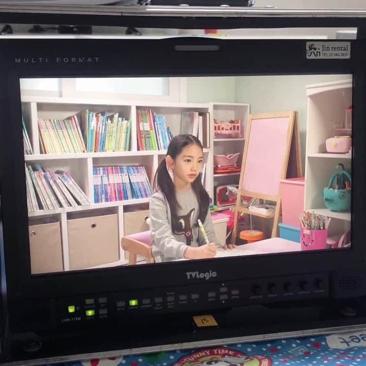 ウンチェのインスタグラム：「. 언제 슛 들어가나  열심히 눈 굴리기👀 . . . #키즈모델 #아역배우 #이은채 #eunchae #촬영중 #모니터샷 #다들잘해주시니까 #촬영끝났는데도 #집에가기싫다고했던」
