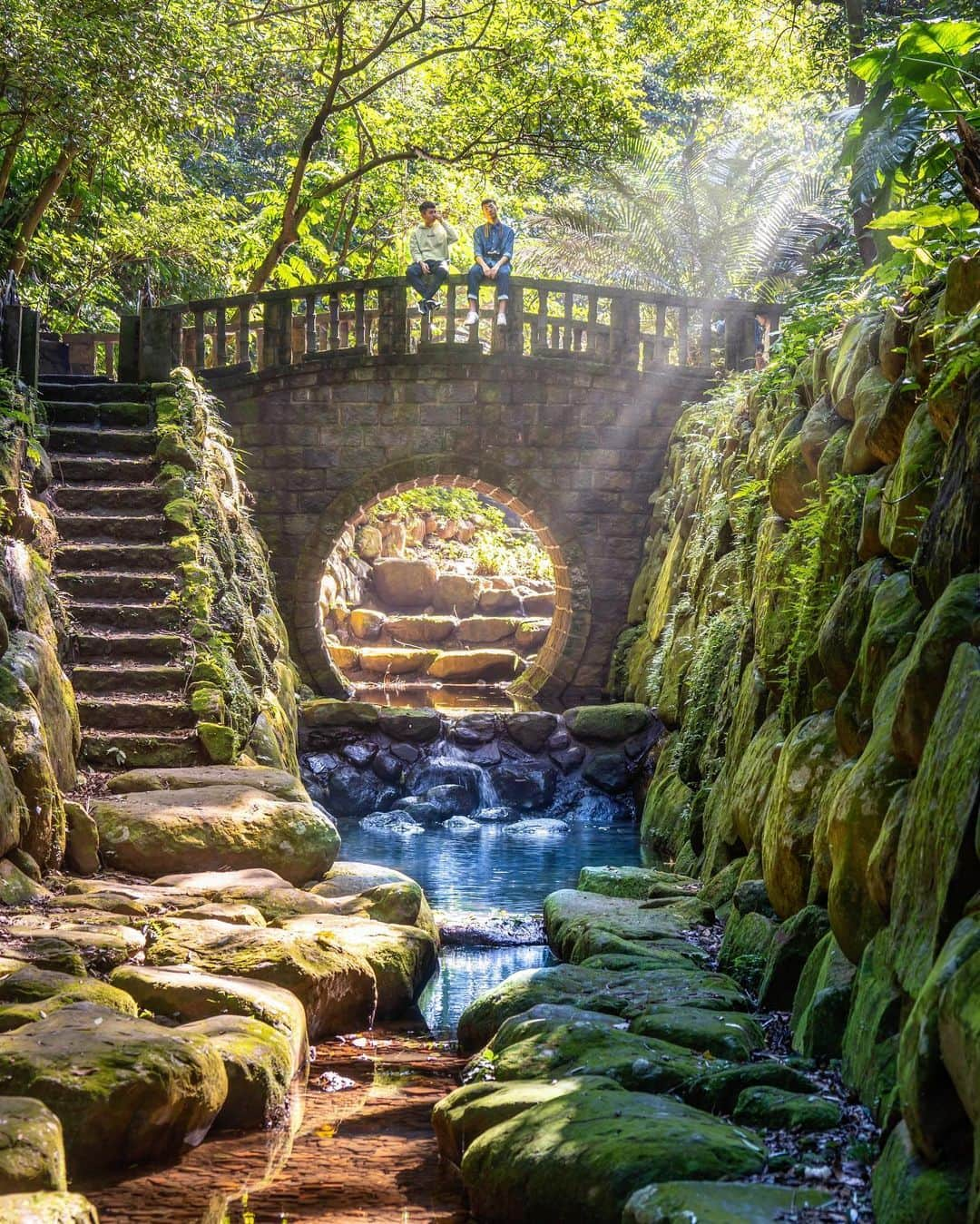 樂さんのインスタグラム写真 - (樂Instagram)「台北。虎山親山步道🌱 今天再來一個也被問爆的景點🔥 你們能相信這在信義區嗎，而且距離101只要10分鐘車程，就能來到這麼仙境的地方😍 導航四獸山市民森林碑走進去就可以看到這個拱橋了😁 Tag朋友一起來踏青吧📷 With @bryan123528  @mbn0619 - . . . . . .  #ygtphotograph#iseetaiwan#vscotaiwan#bpintaiwan #amazingtaiwan#igerstaiwan#exploretaiwan#popdaily #tv_pointofview#ig_photooftheday#ig_color#way2ill #taiwangram#instagrammer#bnw_legit#artofvisuals #illgramers#moodygram#台北#taipei#台北景點#新北景點#taiwan#台灣」1月7日 20時06分 - ygt1016