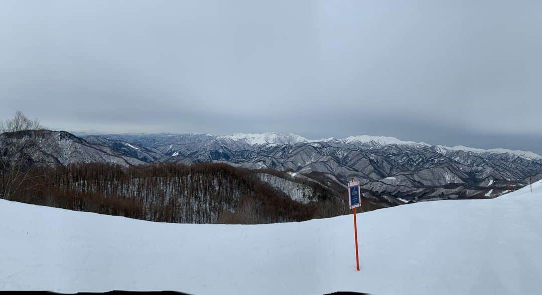 伊勢谷友介さんのインスタグラム写真 - (伊勢谷友介Instagram)「平日は空いております。 人にぶつかる事もなく、安心して滑れる。 オススメです。 昨日はCAPITAのポジションを変えてから、ムッチャ乗りやすいw 気持ちよーくエッジに乗れる様になりました。 今日はMossのポジション変えたら、また新しいラインで壁に入れる様になってまた楽しいwww ただ、シーズン初めは体力が持たないのよw 最高の二日間でした。 イケるな車中2連泊☀️ #capitasnowboards  #mosssnowstick」1月7日 20時08分 - iseya_yusuke