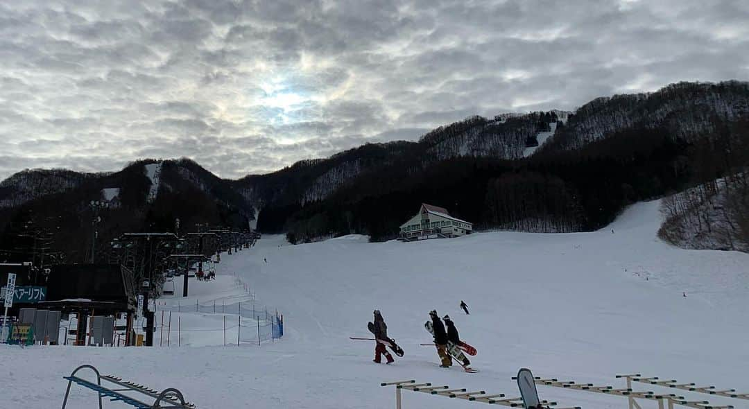 伊勢谷友介さんのインスタグラム写真 - (伊勢谷友介Instagram)「平日は空いております。 人にぶつかる事もなく、安心して滑れる。 オススメです。 昨日はCAPITAのポジションを変えてから、ムッチャ乗りやすいw 気持ちよーくエッジに乗れる様になりました。 今日はMossのポジション変えたら、また新しいラインで壁に入れる様になってまた楽しいwww ただ、シーズン初めは体力が持たないのよw 最高の二日間でした。 イケるな車中2連泊☀️ #capitasnowboards  #mosssnowstick」1月7日 20時08分 - iseya_yusuke