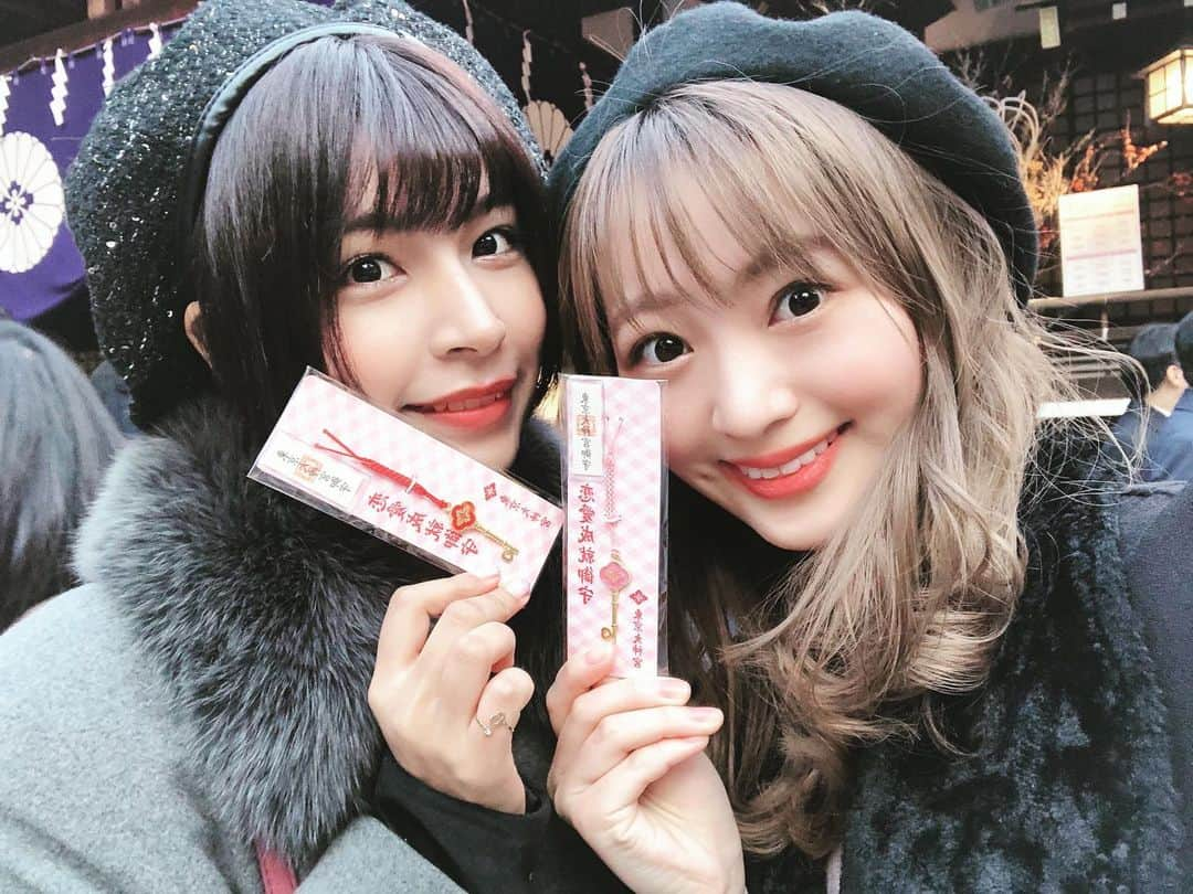 藤井マリーさんのインスタグラム写真 - (藤井マリーInstagram)「お付き合いしてます  #東京大神宮 #神社 #神社巡り #初詣 #御朱印 #お守り #飯田橋 #日本 #japan #japanesegirl #恋愛の神様 #恋愛  焦らなすぎてもはや心配されるれべるのとりあえずお守り買ってみた左の人」1月7日 20時08分 - fujimary_6