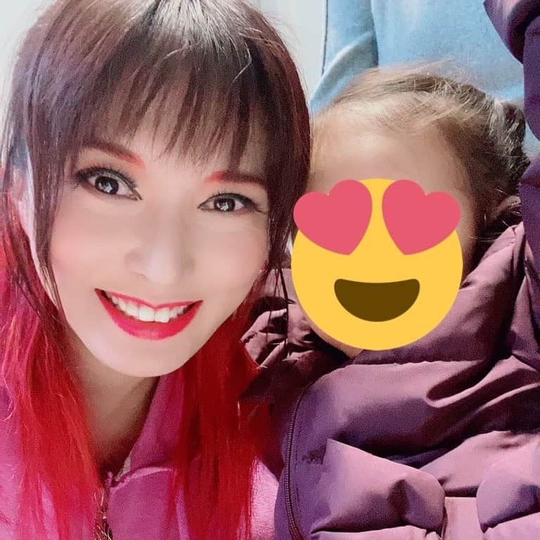 のインスタグラム：「👘 劇団朱雀復活公演大阪公演 無事終わりました✨ 皆様、本当にありがとうございました😆 すごい盛り上がりで、 こちらも楽しくてパワー出し切りました✨ 皆さんも楽しんで頂けましたかー！？ 残るは札幌2公演。 燃え尽きるぞー🕺💃 #劇団朱雀 #復活公演 #大阪公演 #千秋楽 #せんしゅうらす #姪っ子見れないけど #会えたの #なんかちょっと照れてた笑 #赤髪蓮城 #蓮城まこと」