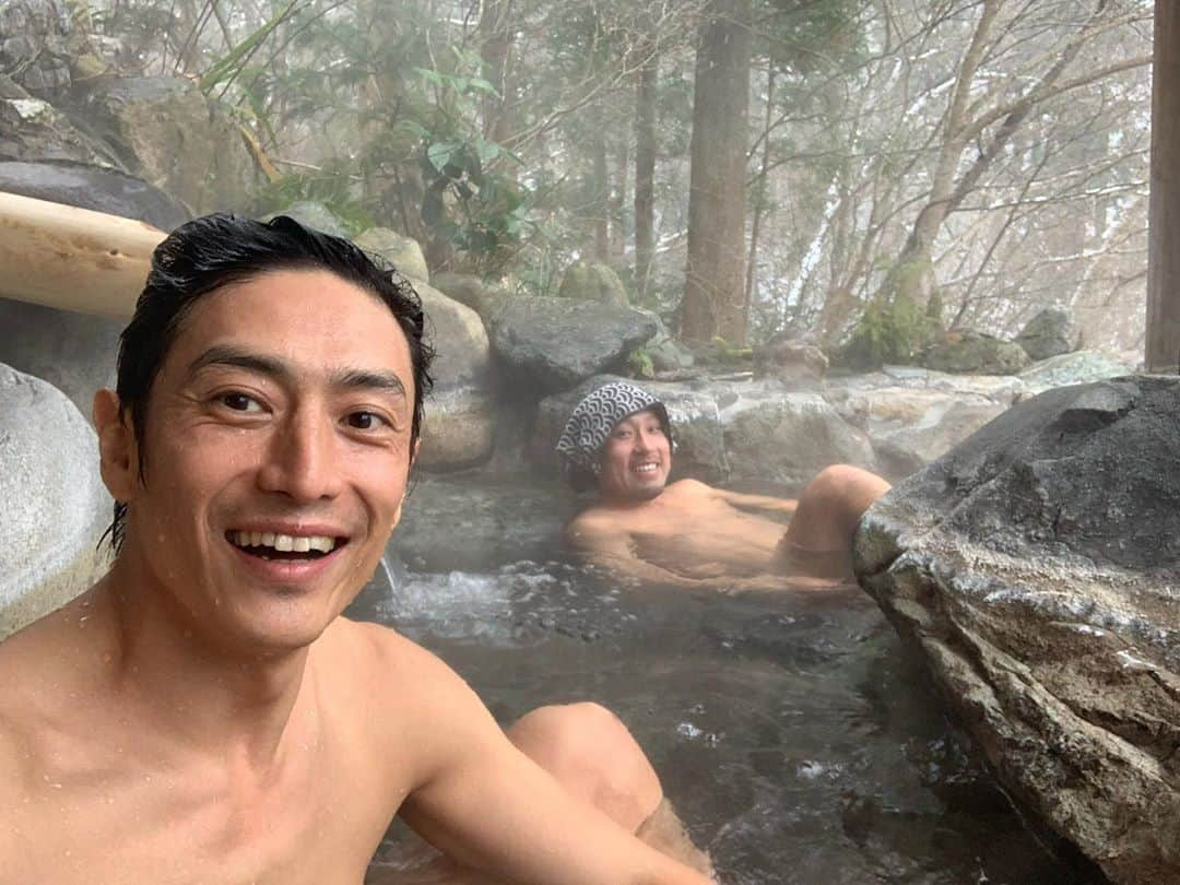 伊勢谷友介さんのインスタグラム写真 - (伊勢谷友介Instagram)「えー、御恥ずかしながら、温泉入浴中の図をお送りします。だって、写してってコメントあったので、、、 なんせ特に良かったこの温泉は、スノボ後に決定的に効きます。重力で踏みまくった、後ろ足の前も、ハムも、お尻も、腰にも最高です。手足先もお湯に溶けていきそう笑 帰路に着くにもお湯がパワーをくれるんだな。 ホカホカで東京に着けました。」1月7日 20時14分 - iseya_yusuke