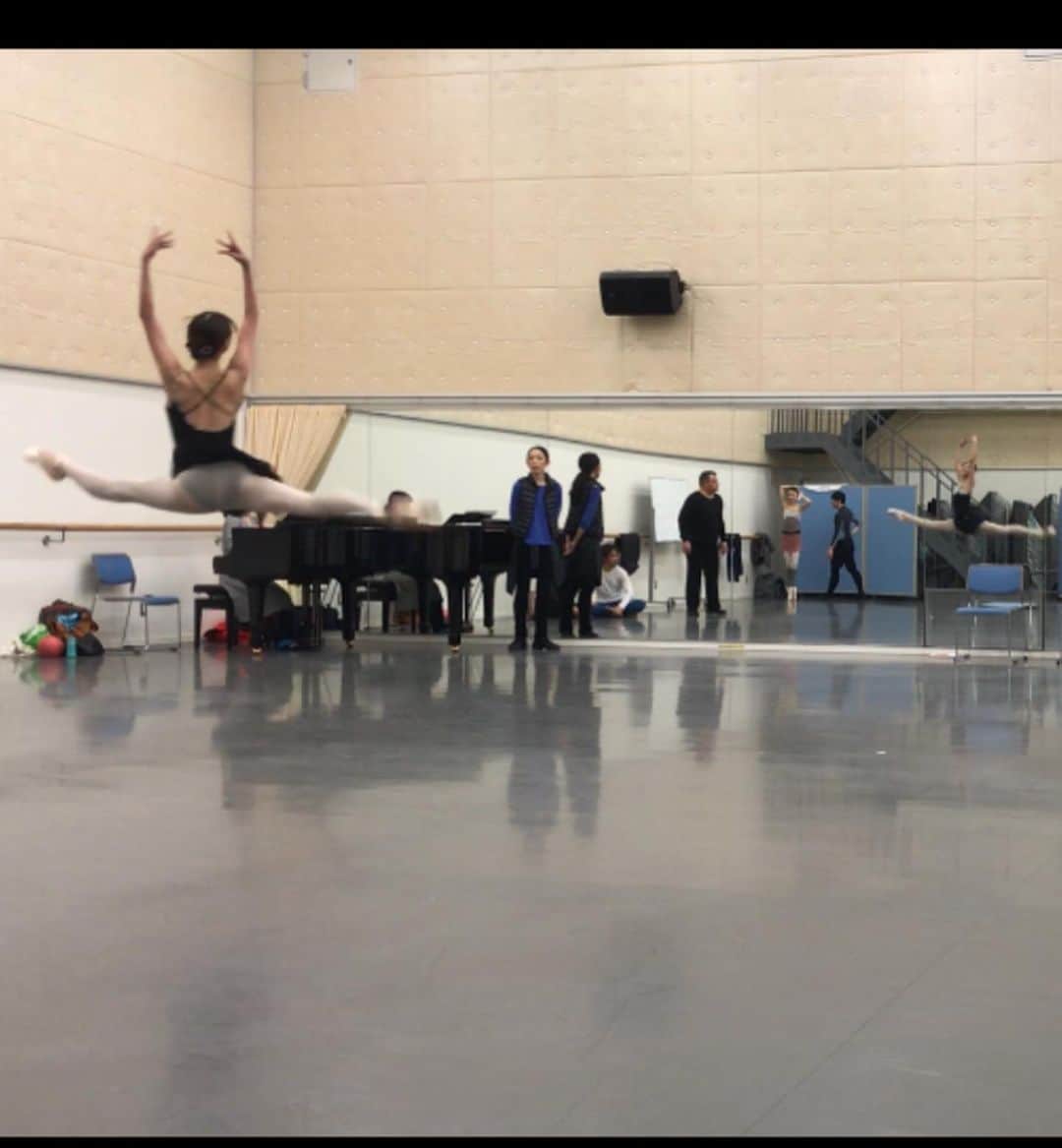 上野水香さんのインスタグラム写真 - (上野水香Instagram)「日本バレエ協会の#海賊 のリハーサルが開始しています。 ヒューストンバレエの#加治屋百合子 さん @yuriko_kajiya も来日して一緒にリハーサルしています☺️ また違ったバージョンの#メドーラ を作りあげるのが楽しみです。  レオタードは、 @dd.balletshop  ドゥシュドゥッスウです(*´-`)」1月7日 20時15分 - mizukaueno