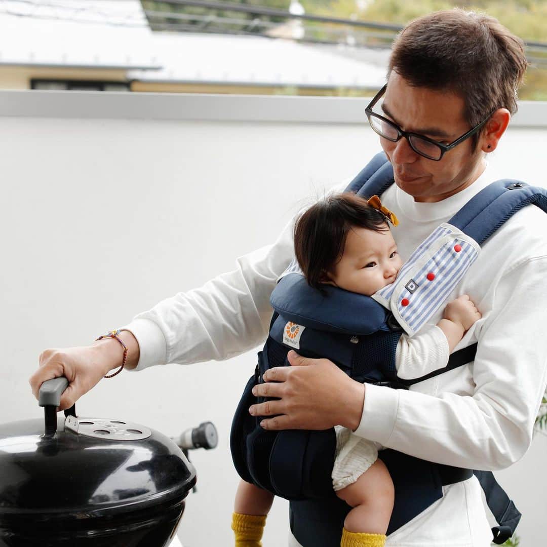 D BY DADWAY（ディーバイダッドウェイ）さんのインスタグラム写真 - (D BY DADWAY（ディーバイダッドウェイ）Instagram)「◆6重ガーゼベルトカバー◆ D BY DADWAYのベルトカバーはパパでもかっこよく使えるデザイン。 6層に重ねられたガーゼが空気を含み、ふわふわの肌触り。 赤ちゃんの肌に触れるアイテムなので、国産がおすすめです。 裏面は無地でリバーシブルに使えます。吸水性と通気性にもすぐれており、洗うたびにやわらかくなります。 - 6重ガーゼベルトカバー 1,980円(税込価格) -」1月7日 20時17分 - d_by_dadway