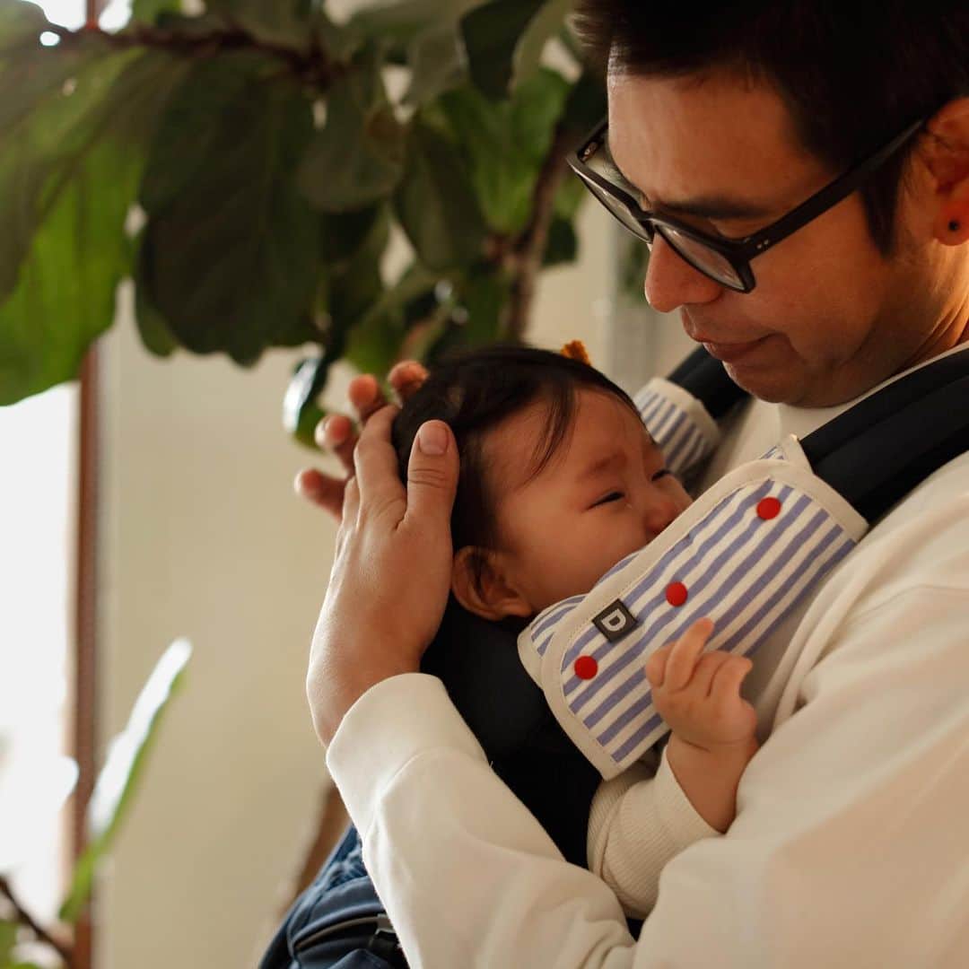 D BY DADWAY（ディーバイダッドウェイ）さんのインスタグラム写真 - (D BY DADWAY（ディーバイダッドウェイ）Instagram)「◆6重ガーゼベルトカバー◆ D BY DADWAYのベルトカバーはパパでもかっこよく使えるデザイン。 6層に重ねられたガーゼが空気を含み、ふわふわの肌触り。 赤ちゃんの肌に触れるアイテムなので、国産がおすすめです。 裏面は無地でリバーシブルに使えます。吸水性と通気性にもすぐれており、洗うたびにやわらかくなります。 - 6重ガーゼベルトカバー 1,980円(税込価格) -」1月7日 20時17分 - d_by_dadway