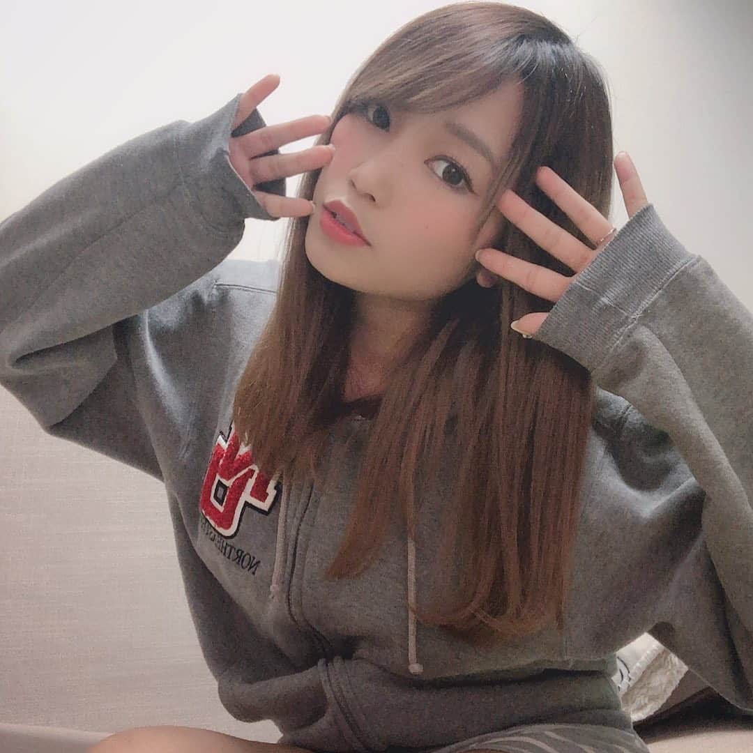 R!Nのインスタグラム：「パーカー女子なんてどうかしら  初詣行ってから沢山のパワーを 吸収できたみたいで、早速お仕事が。 今年もがんばろう！  #パーカー #selfie」