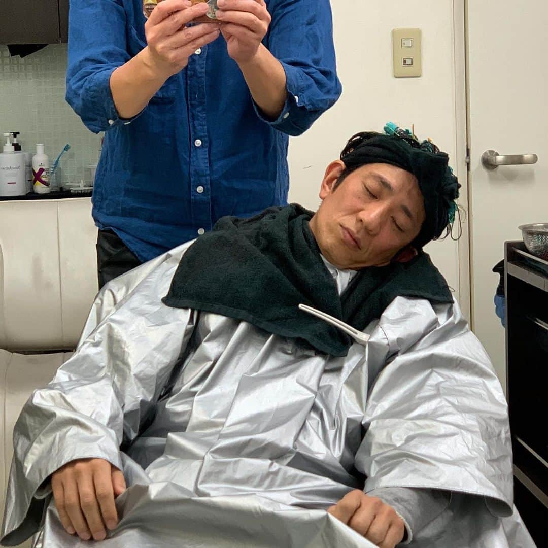 柴田英嗣のインスタグラム：「パーマかける  #正月ボケですごい寝る #そりゃ起きたら首痛いよね。 #左側だけかかり過ぎなてかとちょい心配 #重力ってあるよねー！ #今年も楽しい事ありますよーに🤗」