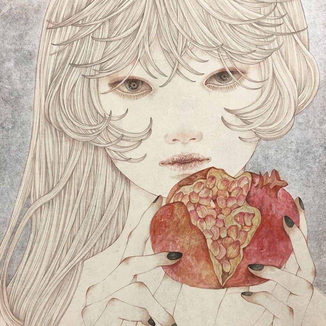 佐久間友香のインスタグラム：「detail 麻紙に墨、岩絵具 natural mineral pigments, Japanese ink ,on hemp paper . #illustration #art#japanesepainting#日本画#イラスト#アート#絵#石榴」