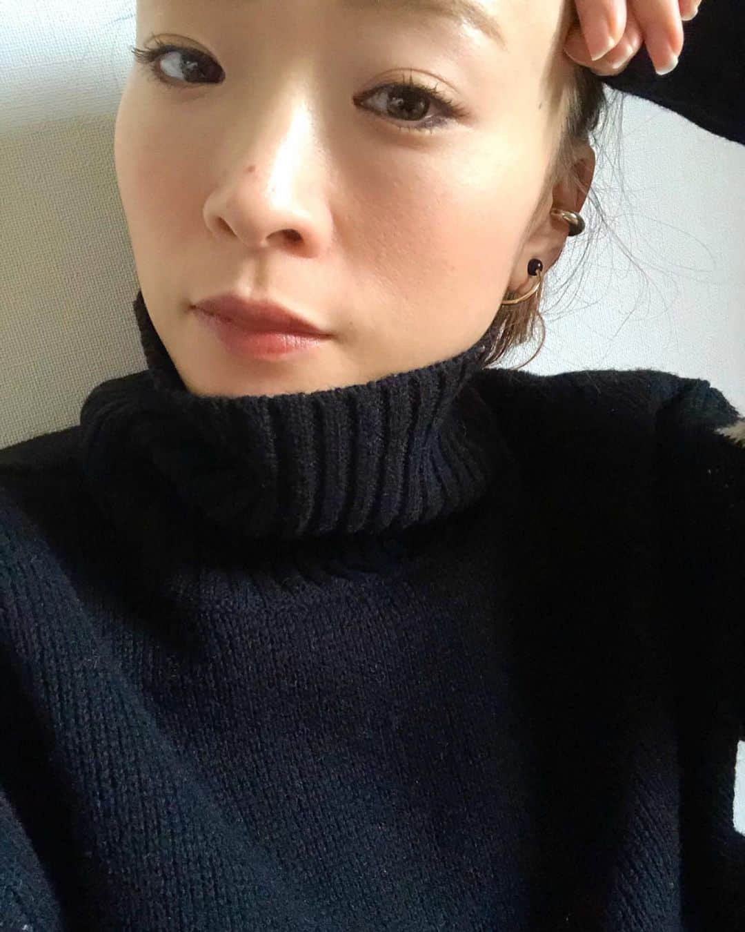 のインスタグラム：「今年も宜しくお願いいたします！ 年明けてちょっと経ってしまいましたが、みなさまいかがお過ごしでしょうか。 私は年末に欲しかったローラメルシエの5番とチークは2番を手に入れて、ここに来てやっとしっかりメイクもできて嬉しい限りです。（最近のコスメ質問も多かったのでここでやっと✊！ #お正月は写真ゼロでした😷🥺 #年女そして本厄 #lauramercier  #cosmetics」