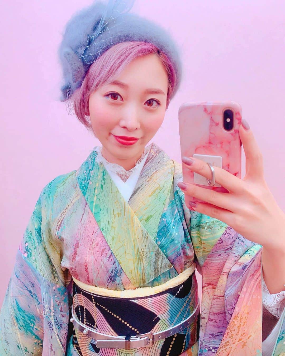 くまみきのインスタグラム：「新年会初着物👘💗﻿ ﻿ 着物&帯/ @masaboshi1﻿ 帽子/ @ca4la_official ﻿ ベルト/ @gu_global ﻿ 中のレーストップス/ @lillilly_official ﻿ ﻿ 昨日のYouTube動画でも紹介したアンティーク着物をさっそく着てみたよ🥳﻿ 新年だし華やかコーデにしてみました✨﻿ 明治記念館の花がすみさんでランチして、今年の目標を言い合う幸せな会だった✌️﻿ #着物 #着物コーディネート #和洋折衷 #アンティーク着物 #着物女子 #明治記念館 #kimono #kimonostyle」