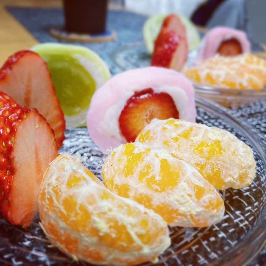 岡村咲さんのインスタグラム写真 - (岡村咲Instagram)「今日主人が大福を買ってきてくれました🍓🍇ちょっと時間は遅いですが、美味しいお茶と大福&果物で乾杯します🍵🍵ありがとう❤️」1月7日 20時24分 - sakiokamura_official