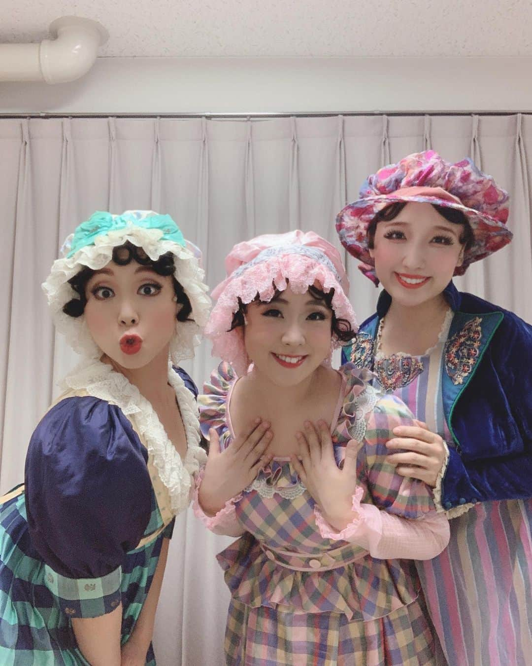 七瀬りりこさんのインスタグラム写真 - (七瀬りりこInstagram)「大変遅くなりましたが、、、 明けましておめでとう御座います❤️ 今年も宜しくお願い致します‼️ そして、少し前になりますが、  大好きなミュージカル「スクルージ」 無事に千秋楽を終える事が出来ました‼️ 支えてくださった皆様、本当にありがとうございました😊 お客様の心の温度が少しでもポカポカと上がってくれたらな❤️ と思い、公演しておりました^_^ 本当にありがとうございました❤️ #スクルージ #千秋楽 #子役ちゃん達と #相手役さんと #大好きな仲間と　❤️ #メリークリスマス #からの #明けましておめでとうございます」1月7日 20時39分 - ririkonanase