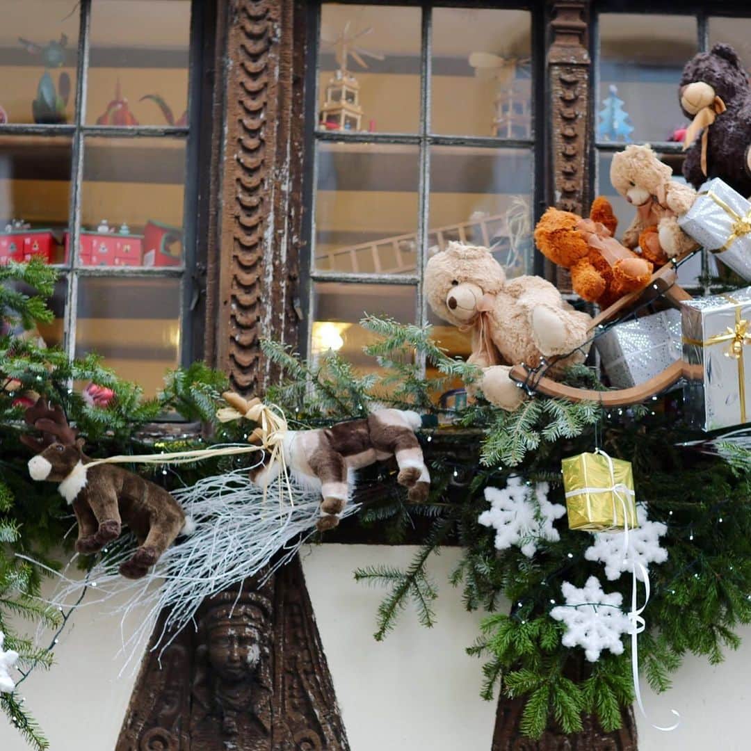 りありこさんのインスタグラム写真 - (りありこInstagram)「2014年12月にフランスのストラスブールのクリスマスマーケット行った時の写真です。  ー5度の極寒で外を歩くと痛かった😱  街全体がクリスマスで夢の世界でした。  みんなちっちゃくてかわいい😍  #クリスマス #ストラスブール #思い出 #りありこチャンネル」1月7日 20時36分 - leahrikophoto