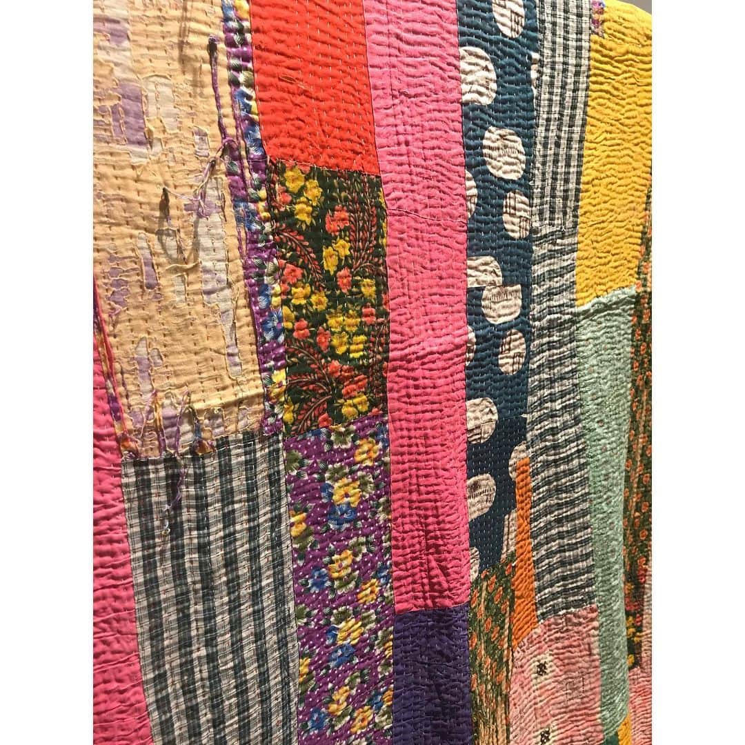 CPCMさんのインスタグラム写真 - (CPCMInstagram)「CPCM原宿店  Wintersale開催中！  Cotton Kantha コットンカンタはサリーなどの古布を何枚も重ね縫い、敷き布や掛け布としてインド・バングラデシュ地方の女性の手によって作られたこちらの刺し子布は生活の一部として使われてきました。 1枚1枚に味わいがあり同じものは1つとしてありません。  1つ目 (白ベース) size  162㎝x105㎝ ¥25.000 30％OFF 2つ目 (マルチ) size  225㎝x160㎝ ¥30.000 30％OFF  #cpcm  #シーピーシーエム #コットンカンタ #bengal #ベンガル #bangladesh #バングラデシュ #vintage #lifestyle #ライフスタイル #rug #ラグ #ブランケット #初売り #wintersale」1月7日 20時37分 - cpcm.official