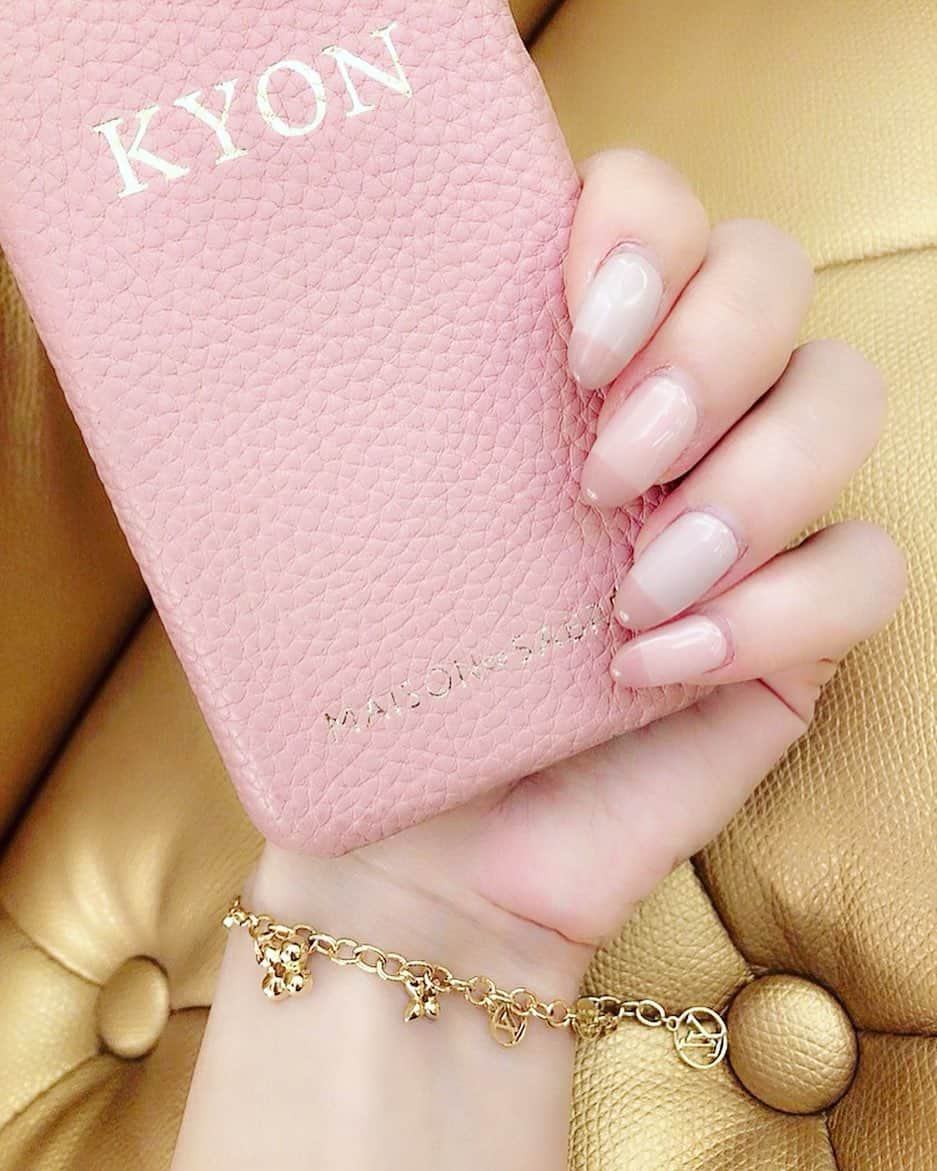 東條恭子さんのインスタグラム写真 - (東條恭子Instagram)「. Pink💅🏻🥂💓💕 今年は毎月のネイルもUPを忘れずに頑張りたいところ!🤣(笑) #nail #pink #maisondesabre #louisvuitton #lovely #naildesign #nailstagram #bracelet #favorite」1月7日 20時37分 - kyoko_tojo