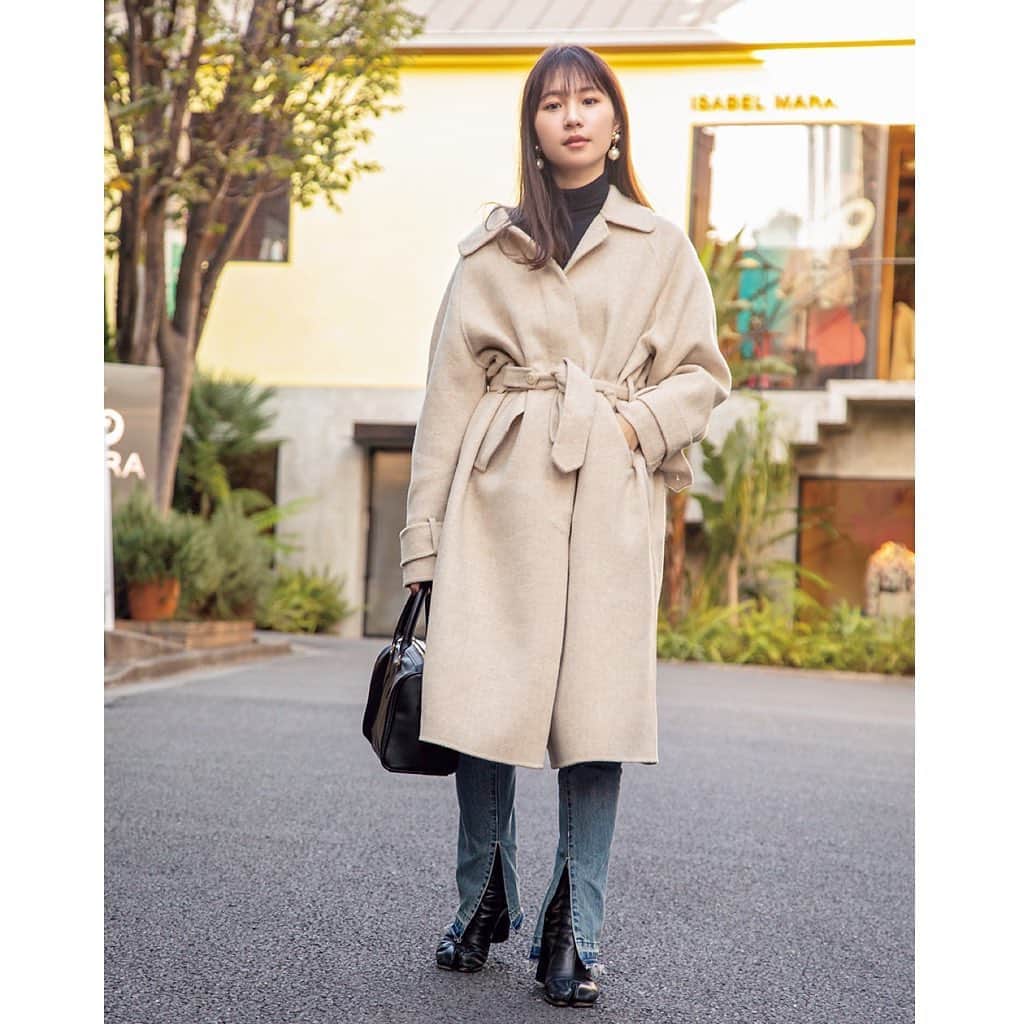 JJさんのインスタグラム写真 - (JJInstagram)「【学生スタッフが選んだJJで見つけた本当に着たいコーデ47】﻿ ﻿ リアル読者の大学生で結成された「JJ Labo」！﻿ そのメンバーに、「JJで見つけた本当に着たい﻿ コーデ」を選んでもらいました😊﻿ ﻿ 今回はJJ Laboの小林末依さん（中央大学1年 @nudykoba ）が注目したのは、﻿ RANDEBOOディレクターSEIKAさん（ @seika_boo ）のアウターSNAP💓﻿ ﻿ 「ウールコートは膨張色でも着膨れを気にせずに着られるしウエストマークでスタイルアップもできて可愛いと思ったから！」とお気に入りコメントをくれました✨﻿ ﻿ アウター→RANDEBOO﻿ トップス→UNIQLO﻿ ボトムス→SACAI﻿ シューズ→Maison Margiela﻿ バッグ→ RANDEBOO﻿ ﻿ JJ2月号「みんなの一押しアウター選手権！」（P.111）に掲載のコーデです。詳しくは誌面をCHECKしてね♡  #JJmag  #JJ2月号 #アウター #防寒コーデ  #ベージュコーデ  #ベージュコート #randeboo  #uniqlo  #sacai  #maisonmargiela」1月7日 20時37分 - jj_official_jj