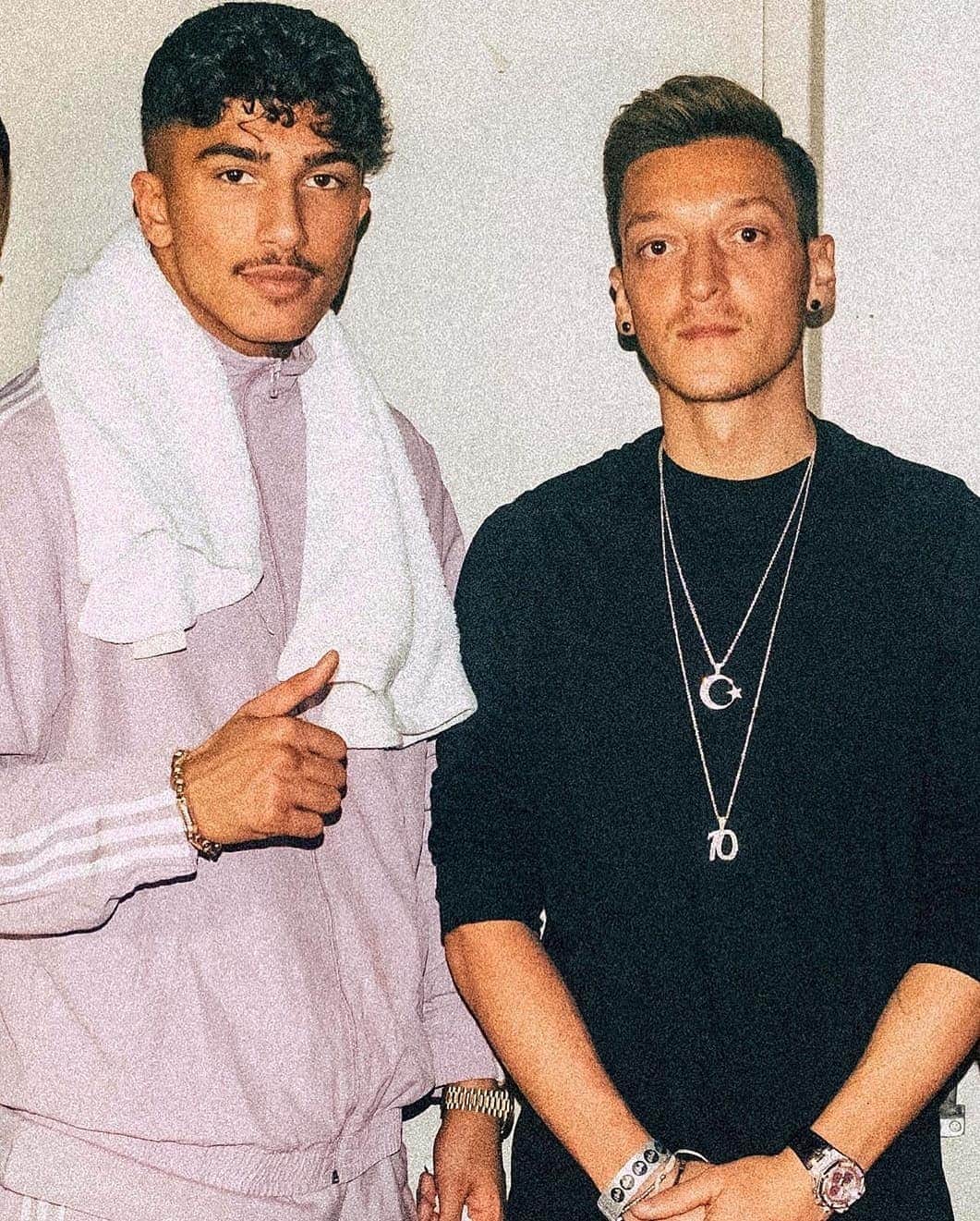 メスト・エジルのインスタグラム：「kardeşim 🙏🏼🎶 #M1Ö @mero_428」