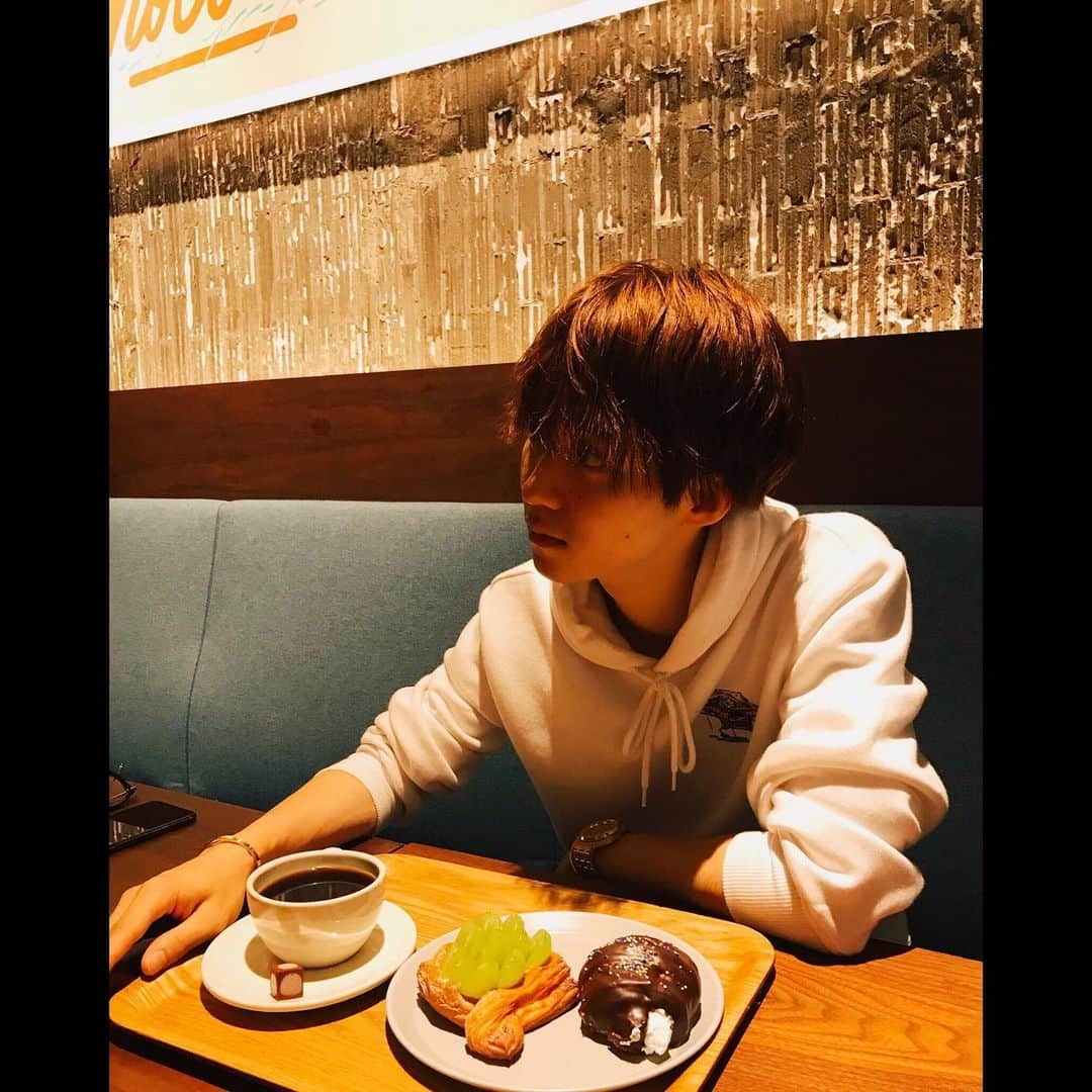 小越勇輝さんのインスタグラム写真 - (小越勇輝Instagram)「料理本見るの楽しい笑  #スーパー #デパ地下 #大好き　笑」1月7日 20時41分 - yuki_ogoe