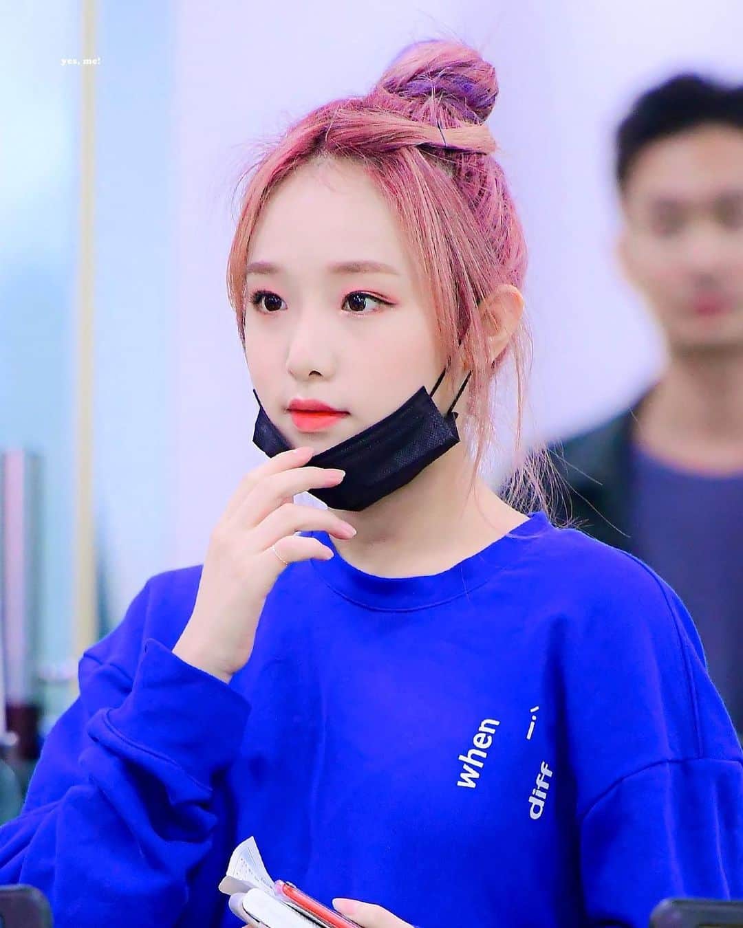 チェ・イェナのインスタグラム：「honestly so so sad about the x1 thing :-( especially since i stan x1 but on a brighter note at least izone can continue their promotions hehe ➸ 190929 incheon airport | © yes me tags :: 💌 #choiyena #yena #izone #izonegroup #produce #produce48 #mnet #mnetofficial #kpop #gg #girlgroup #fff #lfl #kpopfff #kpoplfl #kpopexlikes #exlikes #kpopsfs #sfs #naekkoya #nekkoya #pickme #korea #japan #프로듀스48 #프로듀스 #최예나」