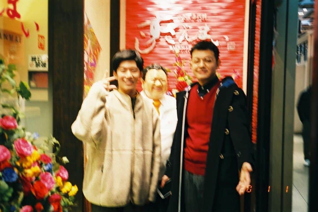 高見雄登さんのインスタグラム写真 - (高見雄登Instagram)「ブレてるとかな、どうでもええねん。 楽しそうなぼくとだうと社長の写真を撮ってくれてありがとう。 #ママしょーカメラ #フィルムカメラ」1月7日 20時59分 - yutotakami