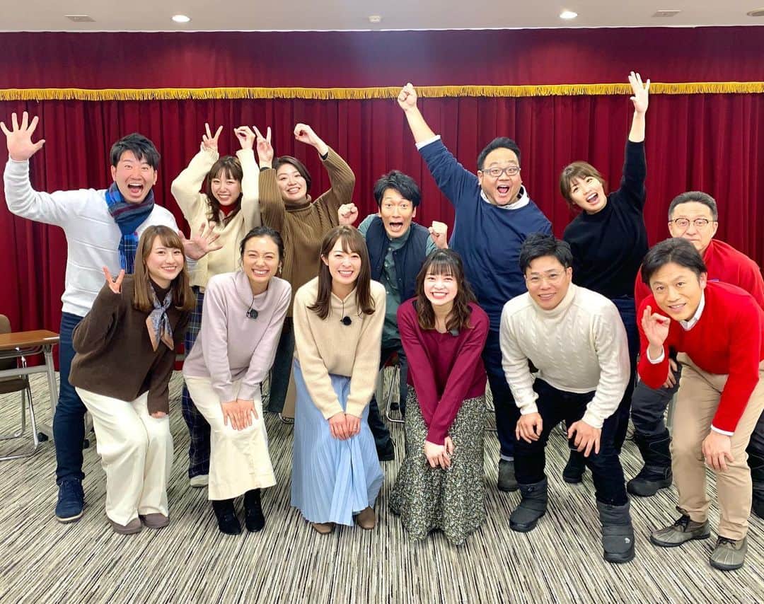 福田太郎のインスタグラム：「⛩ イチモニ！メンバーで初詣。 今年も皆さんと、明るく前向きで 爽やかな朝を、ご一緒出来ますように🙏 ⠀ 『お絵かき初め』大会は個性炸裂！新春から大爆笑！ HTBのYouTubeチャンネルで配信予定です🎨 アップされたら、ぜひご覧ください！ ⠀ あ、おみくじ（恋みくじ）大吉頂きました✌️ ⠀ #HTB #イチモニ！#2020 今年もお世話になります！ #初詣 #北海道神宮頓宮 #お絵かき初め  #恋みくじ #大吉 #乙女座 #B型 or #O型 #南西 or #西方 #英語 勉強します！  #清水宏保 さん #オクラホマ #河野真也 #藤尾仁志 #小俣彩織 #木下遥 #ルナ #donkmodel #清水秀一 予報士  #アナウンサー #林和人 #石沢綾子 #大野恵  #室岡里美 #福永裕梨 #福田太郎」