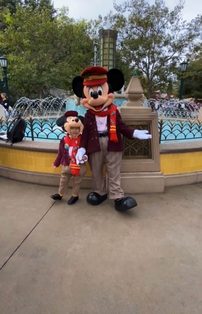 tiahy__のインスタグラム：「. . .  今年は子年. 大好きなMickey Mouseの年. Ratではなく、あえてMouseにしてます. . . taiちゃんにとって、Disneyの仲間たちはみんな大好きだけど、中でもMickeyは特別. . . . 誰にでも分け隔て無く優しくて、皆んなの人気者で、HEROで、憧れの存在. . . Mickeyが抱きしめてくれる力強さは、taiちゃんの小さな体でも、いつも感じているようで、 「ミッキーのぎゅーとっても強かったよ、たいちゃんとってもうれしかった！」と嬉しそうに話してくれました. . . . 優しくて、とても大きな存在のMickeyに会わせてくれるこの場所は、本当に夢の国です. . . . . . . 夢を叶えてくれる場所. . . . Thank you so much. . #disneyland#taia_birthday #birthday #californiaadventure #mickeymouse #taiacostume#mickey#mickey_taia .」