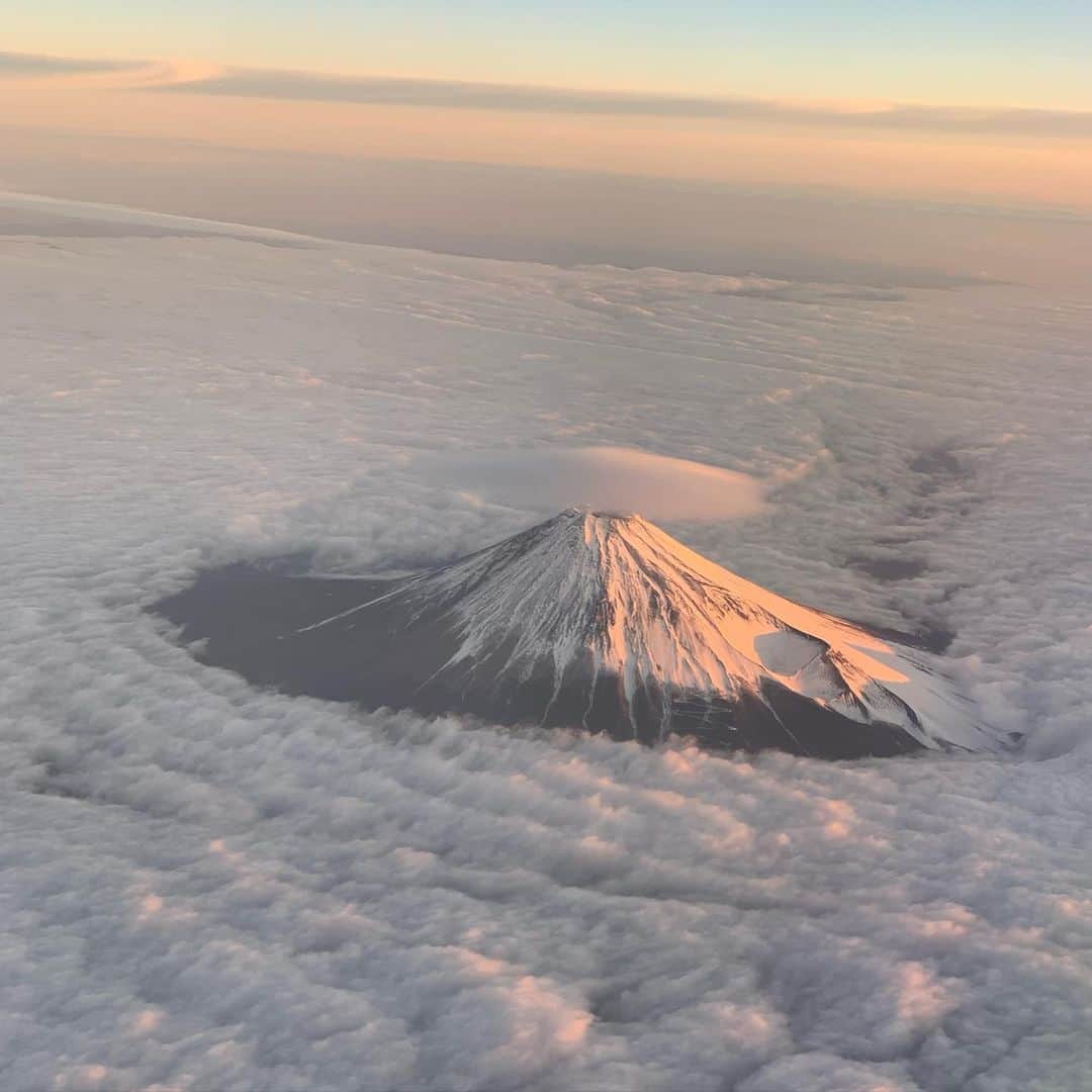 白幡啓さんのインスタグラム写真 - (白幡啓Instagram)「富士山  曇りの日はこんな風なのね。 しかし、でかいな。 流石　富士山。」1月7日 21時02分 - 1030kei