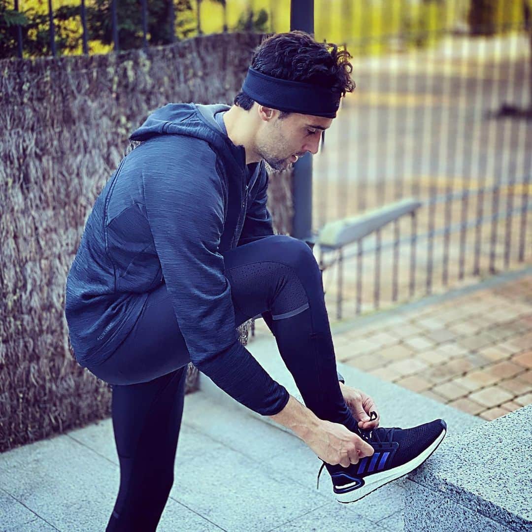 アルバロ・アルベロアのインスタグラム：「Estrenando regalo de Reyes. ¡He debido ser muy bueno!😬 ¿Y vosotros? #ultraboost20 👟 #boostislife」