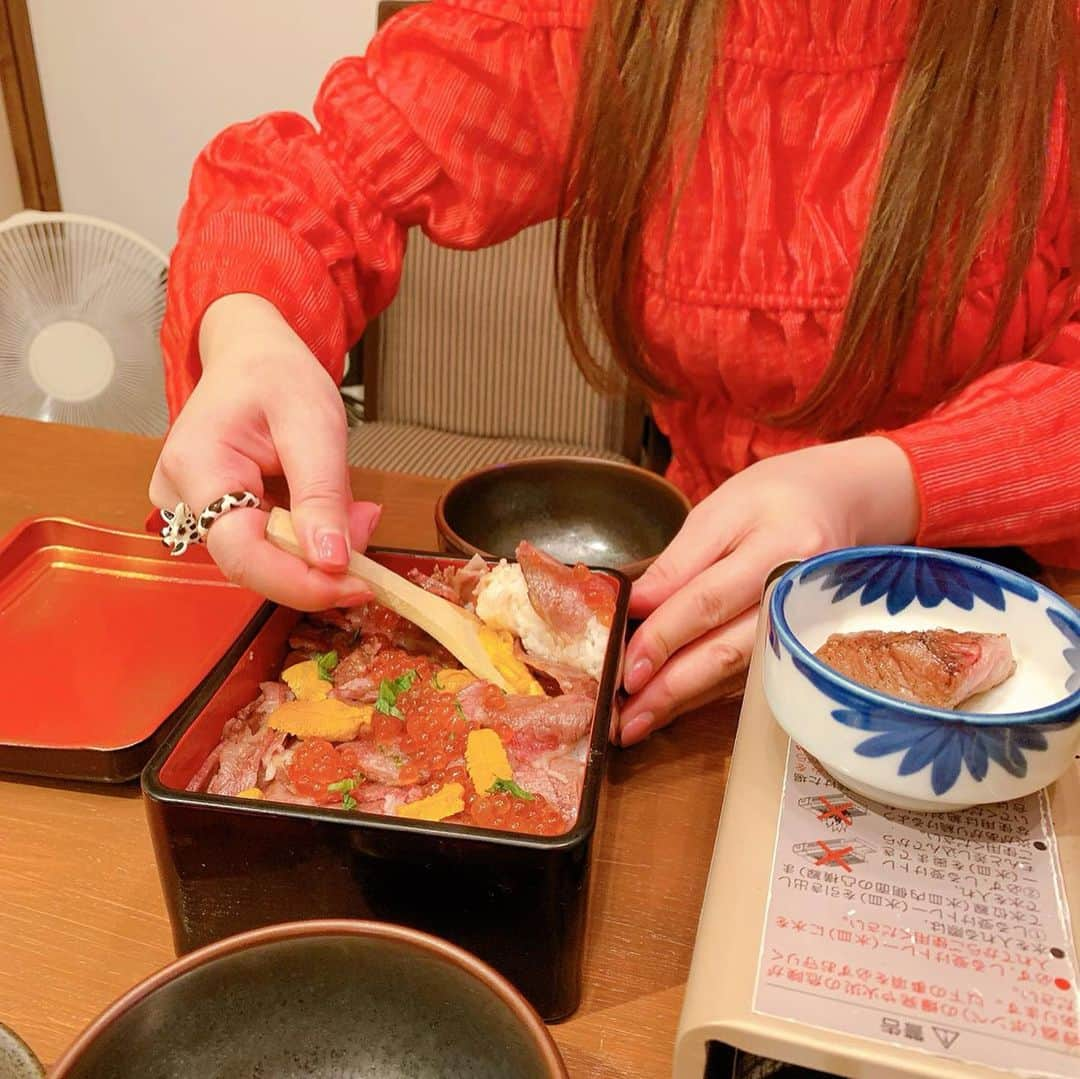 金山睦さんのインスタグラム写真 - (金山睦Instagram)「昨夜の、中学時代の親友ゆみたんとのごはん👩🏼‍🤝‍👩🏿 会ってなかった間にゆみたんがママだなんて🤱💓 2軒目は、私がずっと行きたかった　#N43 という伏見にある夜景が見れるBARへ🍸 やっぱり伏見にある飲食店は素敵でした☺️札幌観光する方は、ぜひ伏見の夜景の見えるお店へ、沢山お店ありますが行ってみてください😍 ここの夜景は、#日本新三大夜景 に選ばれてます👍 ゆみたんが今住んでる函館土産にもらった　#さきいかチョコ が美味しくてビックリでした🙏🦑 #中学　#同級生　#親友　#北海道　#札幌　#伏見　#藻岩山」1月7日 21時11分 - kanayama_chika