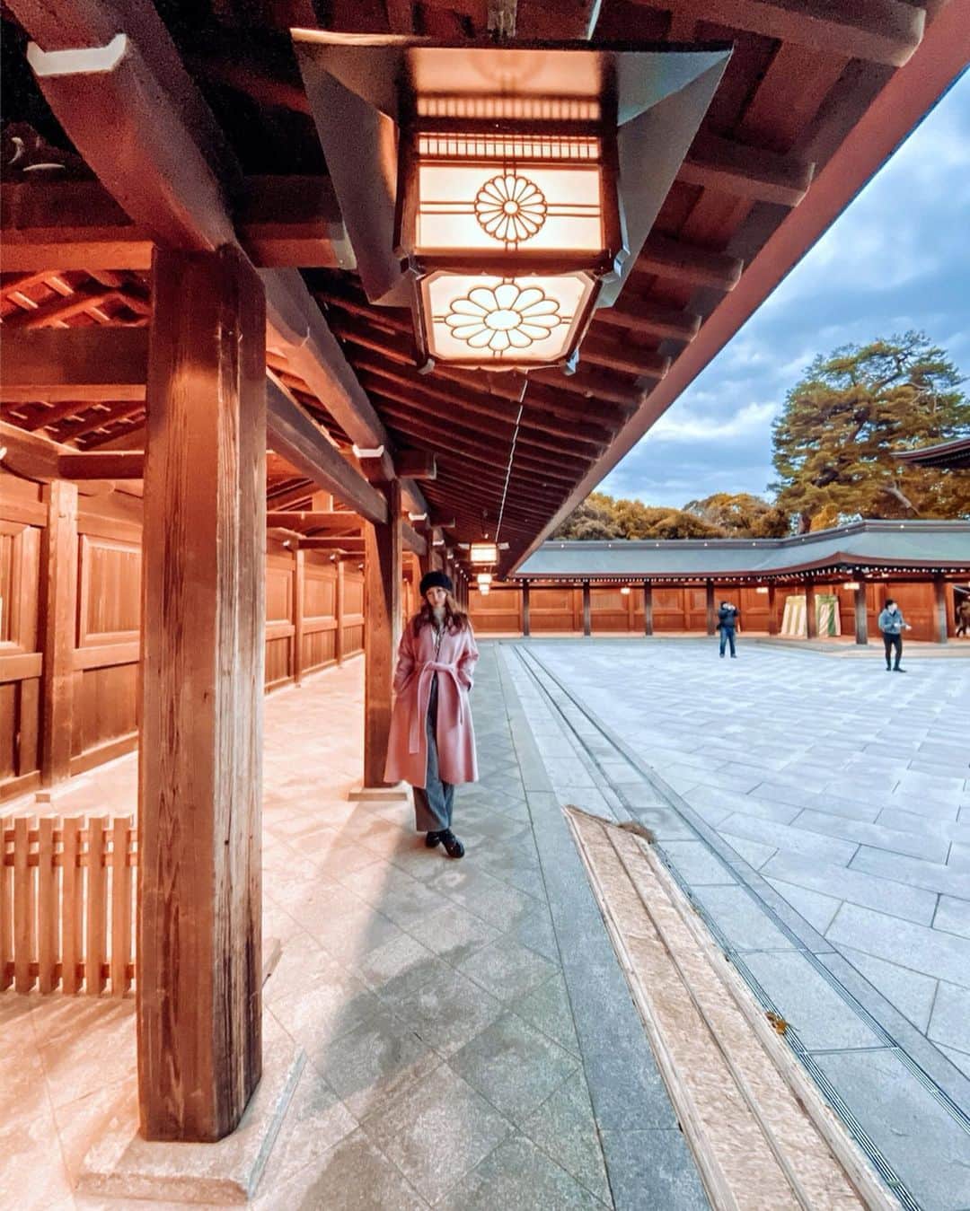 のインスタグラム：「This shrine is large and I like it 😉 . . . #神社 #写真部 #写真 #shrine #初詣 #インスタグラマー #instagramjapan #ファインダー越しの私の世界 #ファインダー越しの世界  #cooljapan #提灯 #instajapan #明治神宮 #ig_japan #photo_japan #photo_jpn  #igersjp #beautifulmatters #散歩 #日の出 #インスタ映え #meijijingu #meijishrine #冬コーデ #冬 #2020年 #鳥居 #夜 #新年 #lightroom」