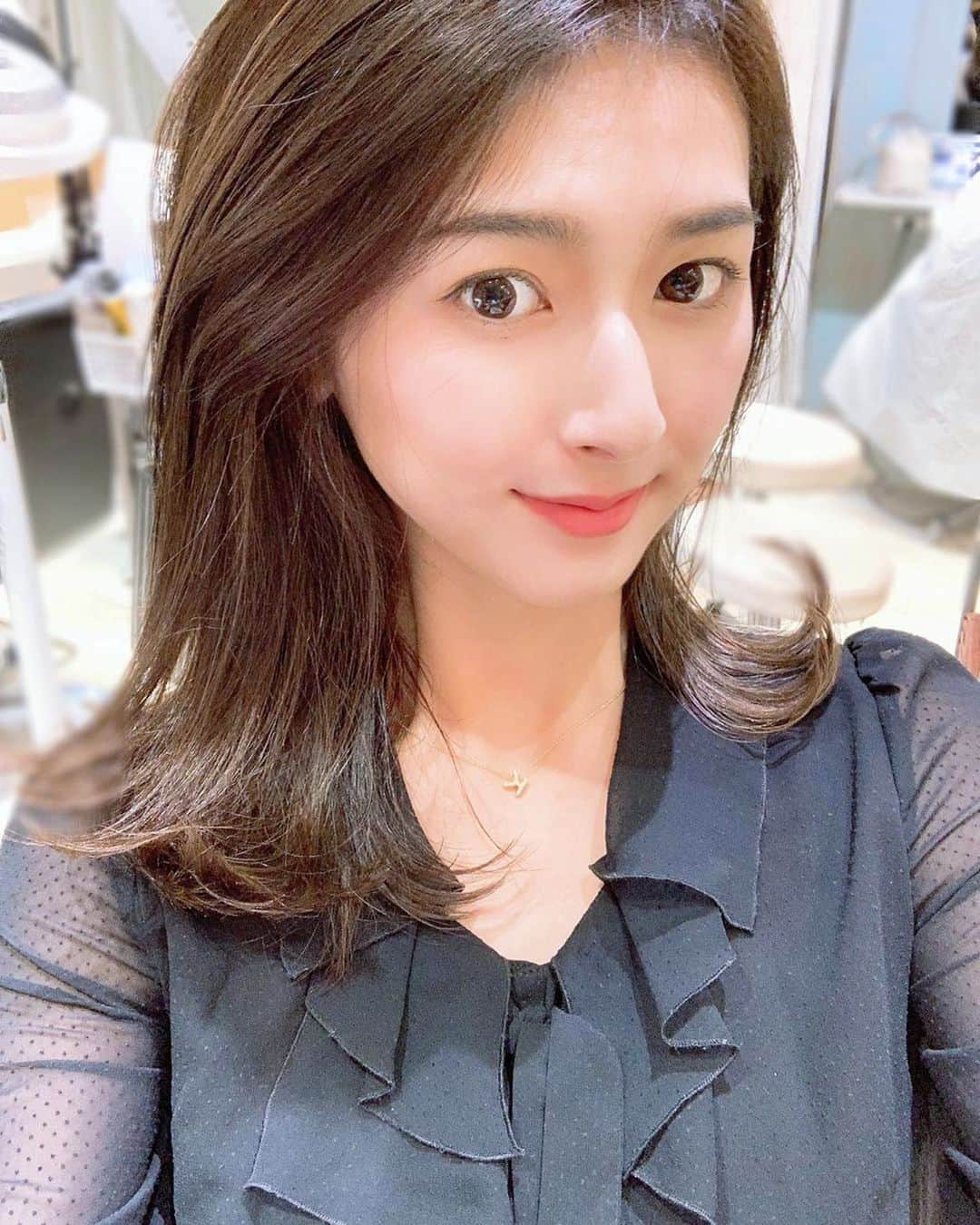 井上麻衣さんのインスタグラム写真 - (井上麻衣Instagram)「@freera_hair で今年初めてのメンテナンス✂︎してもらったよ✨ 赤みを抑えてアッシュ系に。 ハイライトも入れてもらいました💕 仕上がり感満足っ！ 阿部さん @abe0106 いつもありがとうございます🧸 . . . オーダーは @abe0106 までお願いします♡ . . . #instagood #instalike #beauty #beautysalon#hair#haircolor#haircut #hairsalon#hairstyle#hairstyles #freera #美容室#表参道美容室#表参道#フリーラ  #美容室フリーラ#ヘアカット#ヘアスタイル #ヘアカラー#ロングヘア #ヘアー#ヘアカラー #アッシュベージュ #アッシュカラー」1月7日 21時15分 - mai_inoue