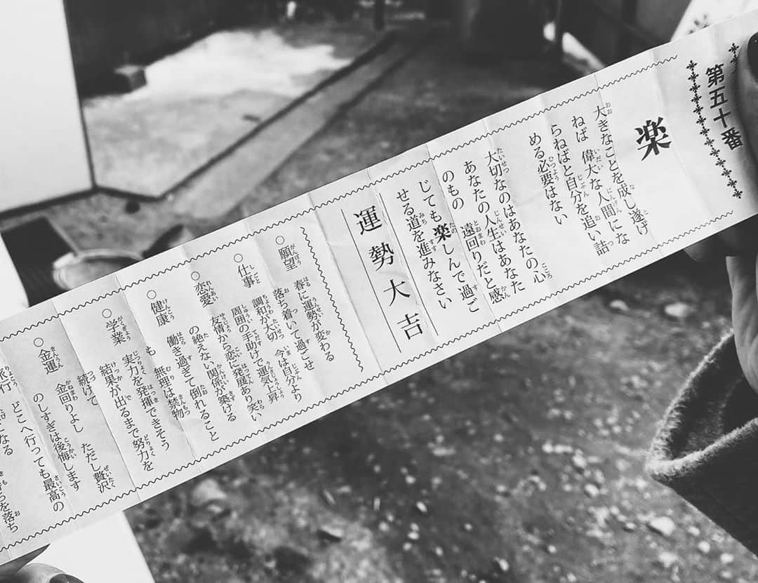 滝沢カレンさんのインスタグラム写真 - (滝沢カレンInstagram)「みなさん、こんばんは☘️ 年末年始はたくさん会えていなかったお友達に会うことに決めてたくさん会いました💕  お仕事が始まりますと、なかなかメンテナンス(ジム、エステ、美容院、スーパー)に行くのでなかなか大切な友達にごめんなさいを伝える悲しい結末なので、その分大切に見守ってくれた友達にありがとうを言いにいく番です😋☘️ この日は面白いことに誕生日祝いをしました。  私が頭を持ち上げてる風(優しい力です安心してください)な子は小学生からの友達であり、いま親友に近いアヤという子です。  そして私と一番離れてる子は20歳くらいからずっと仲良しでよくご飯にも行くほのかであり、隣の子もそのような感じです。  みんな私は周りからは良い迷惑かと言われたら言われたらですが、すぐに友達と友達を仲良くしてもらいたく、特に幸子(写真にはうつってない)とは絶対仲良くしてもらいたいので、みんな仲良くなってくれたのです🥺  それが本当に嬉しくって、楽しくて仲間意識を強めています❤️ お正月は思いっきりジムやエステを忘れてすっかりと生活していたため、思い出した時には鏡を通報したいくらい楽しみました。  ですが、その楽しんだよパワーのおかげで、またジムやお仕事の頑張り所を見つけれました。  たまには緩めて、緩めた分締めれば、また365日も好きになれますよ💕  緩みっぱなしも、締めっぱなしも、なんてったって楽しめませんからね😊  そして、「滝沢カレンのわかるまで教えてください」で勉強しましたし、年末のお礼と年始のご挨拶をお寺と神社でしてきました。  日本の文化をしっかり知ることになりました。  お願いごとには「楽しく生活をする」という一文を証拠はないですが500%言いました。  そのあとにおみくじを引きましたら、こんな嬉しいおみくじを引かせて頂きました🌸(写真あり)  一体どこから見てるのか教えてほしいです。  でもそこでなんだか、ザザザっと皮が剥がれ、よーーーし！また走ったり早歩きしたり歩いたりたまに止まったりと歩幅を自分に聞くか！と進んでみたくなりました。  パワーややる気って思わぬとこにありますよね。  昨日考えていた自分、2019年12月30日に考えていた自分、そして今日の自分。  全部考えていることは違っていました😂  思考が無邪気やたらに動くことが気力に繋がりますよ。  皆さん、朝の起きたくなさも、外が寒くて帰りたい日も、なくなったらそれはそれで寂しいもんです。  頑張った分また、小さなご褒美を...🥰 そんなこんなで 楽しく仕事に学校に家事にバイトに....自分を動かしましょう🥂  さよなら✨  #動くのも動かないのも手動式 #止まりたい時は止まれば良いさ #嫌な時は相談したらいいさ #楽しい時は思いっきり楽しんでさ #毎日何か喜怒哀楽を見つけたら #それが生きがいになるんだ #感情が今日も時間を動かしていく」1月7日 21時20分 - takizawakarenofficial