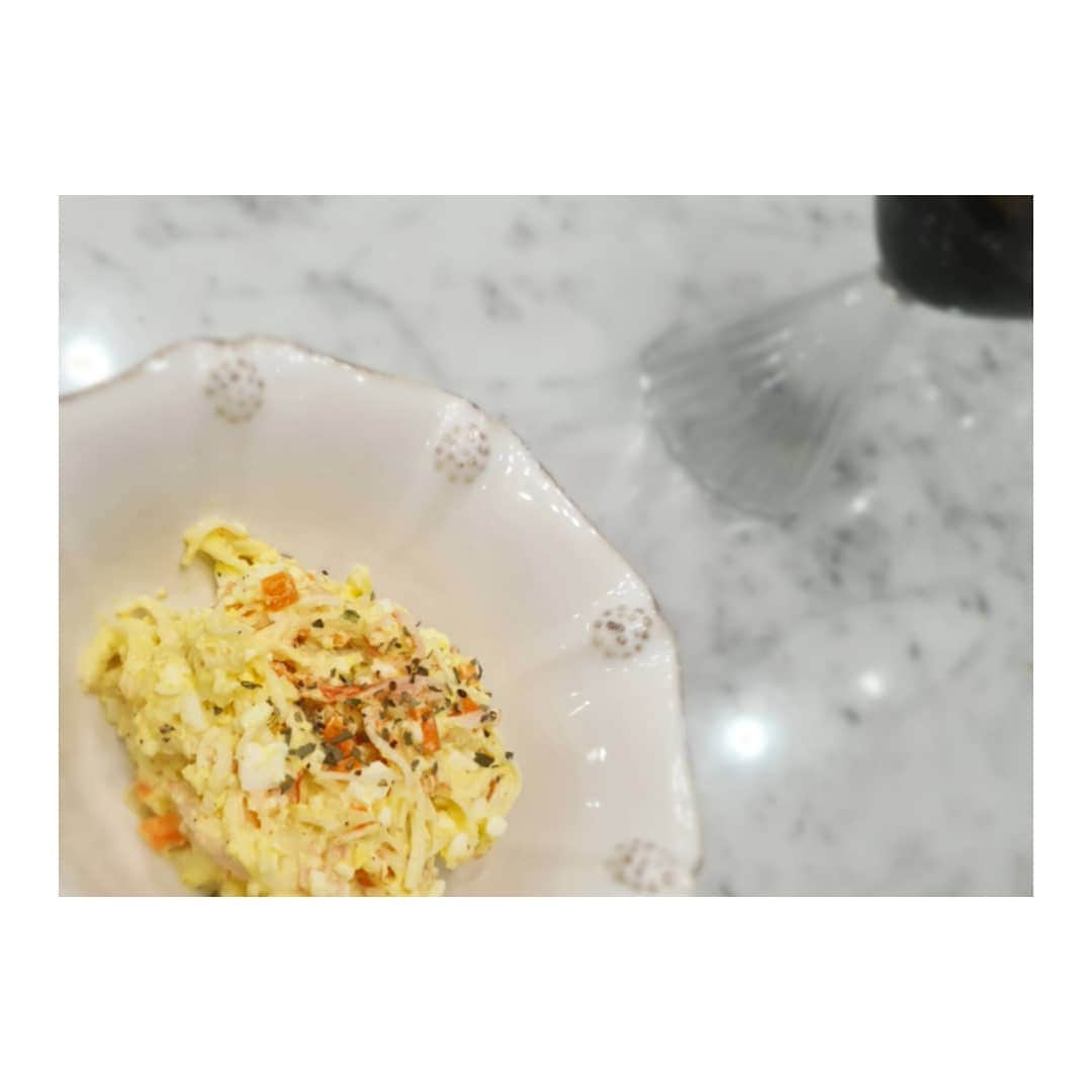 ソ・ユジンさんのインスタグラム写真 - (ソ・ユジンInstagram)「고요한 밤. 아이들 먹고 남긴 게살과 계란으깨서 샐러드~  #와인안주 #paikso_kitchen ~ 좋은밤되세요🌜」1月7日 21時21分 - yujin_so