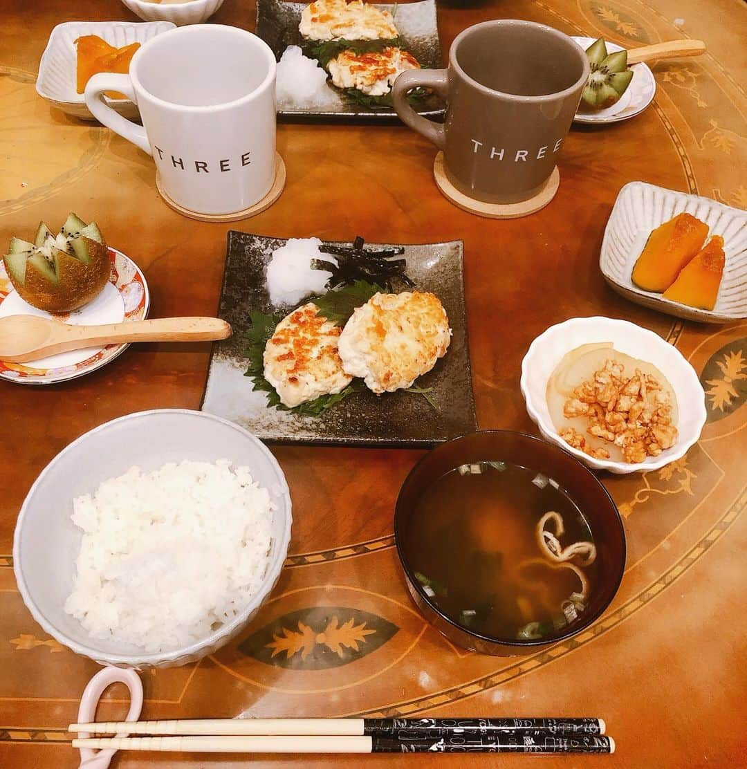 mautyanのインスタグラム：「昨日の晩御飯🍚 ・軟骨豆腐ハンバーグ ・かぼちゃの煮付け ・大根と味噌そぼろ ・キウイ ３つ作って40分位だったけど煮付けは柔らかったけど味が染み込んでないって言われた😭笑 正月太りしたのでお肉は全部鳥を使って砂糖も少なめにした♪ #晩御飯 #手作り #instcool #food #ヘルシーメニュー #豆腐ハンバーグ #煮付け #家庭料理 #料理勉強中 #おうちごはん #cookingram #cookingday #料理初心者 #cooking #dayoff #enjoy #好きな事」