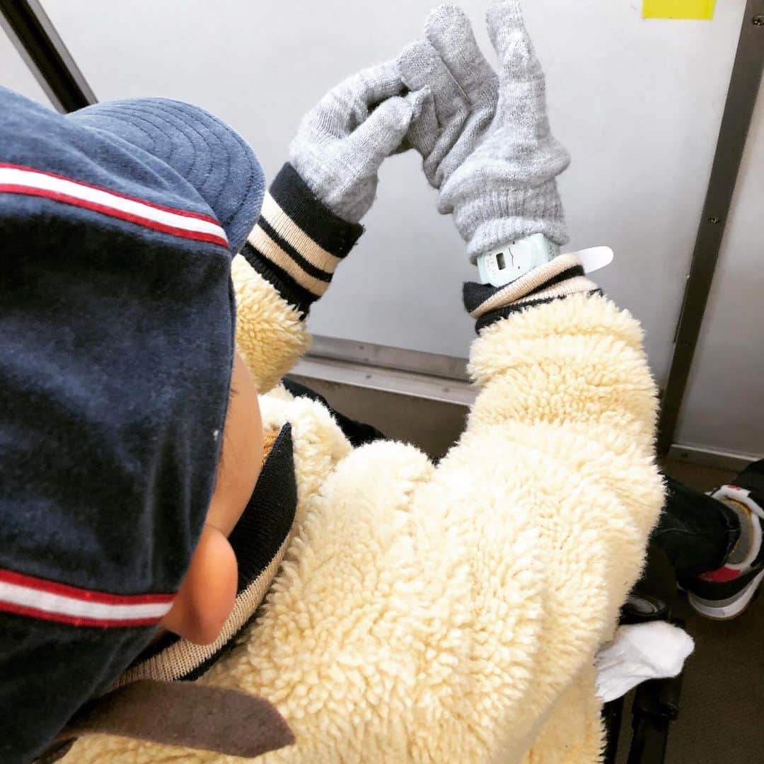 神尾佑さんのインスタグラム写真 - (神尾佑Instagram)「手袋をするようになった。おまけに腕時計もしとるww 少しずつ成長してる。時計の見方はわかってないけど。」1月7日 21時40分 - yu_kamio