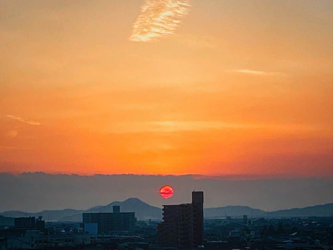 上本昌代さんのインスタグラム写真 - (上本昌代Instagram)「2020年最初の夕日🌇沈んで行く途中で雲に太陽が隠れて赤くまん丸に光って凄かった #sunset #夕日 #夕焼け #nature #空 #雲 #clouds #breathtaking #すでに1日1投稿できてない #やっと休肝日」1月7日 21時34分 - masayomai