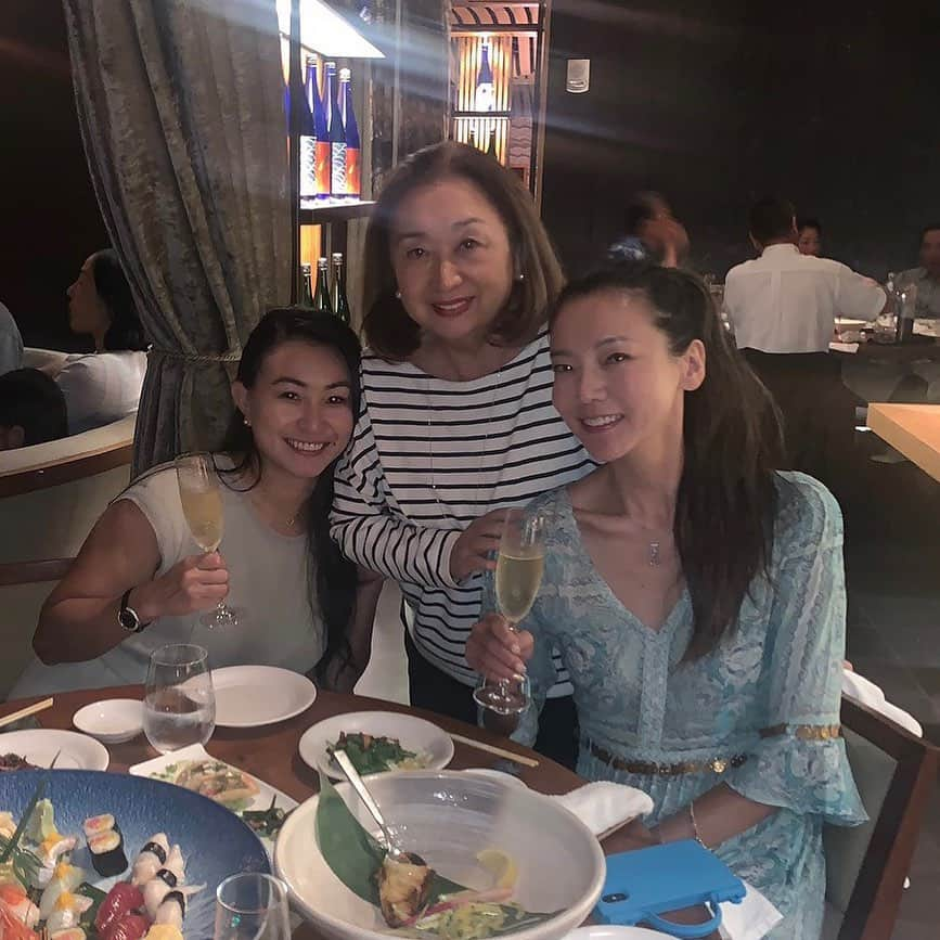 和央ようかさんのインスタグラム写真 - (和央ようかInstagram)「Girls night out 😊🍣🥂🍾🥢 Soo much fun time 🤣🤣🤣 女子会😘🥂🍾🍣🥢楽し過ぎ美味し過ぎっ🙏 @therealnobu さん今夜も美味しく幸せな夜をありがとうございました🙏 #takakoworldstylin🌎 #hawaii #nobuhonolulu #kumimama  @noburestaurants.us  @nobukoaspen #yokawao  #和央ようか」1月7日 21時42分 - yokawao0215