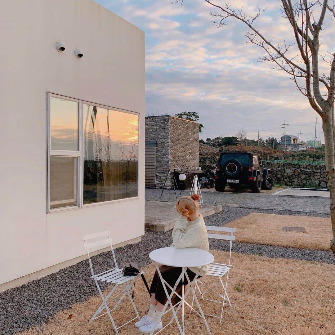 ユンジュのインスタグラム：「하늘이 예쁜 제주 ☁️🎼」