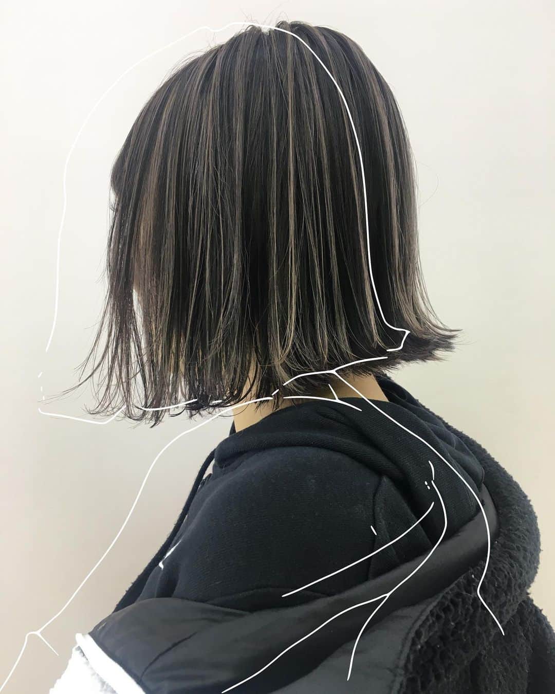 大石亜里紗のインスタグラム：「コントラストハイライト🐄 . 色落ち後も可愛くなる コントラストハイライト💗 . お客様のライフスタイルに合わせた ハイライトの入れ方はCREA茅ヶ崎 独自の技術です🧸🌟 . 柔らかいハイトーンカラー お任せください🦔🌿✨ DM・☎︎からのご予約がおススメ🌻 . –––––––––––––––––––––––––––– . . #crea_arisa 大人気のおススメカラー🌿 #ミルクたっぷりカラー🥛 . 色素薄い外国人のような 赤味のないカラーなら お任せください👩🏼💐 . . #ホワイトハイライト  #コントラストハイライト #ハイライトカラー  #ハイライトグレージュ  #ハイライトヘア  #ハイライトロング  #大人3Dハイライト #w3dカラー #3dカラー #mery #hpb_hair #lala_hair #茅ヶ崎美容室」