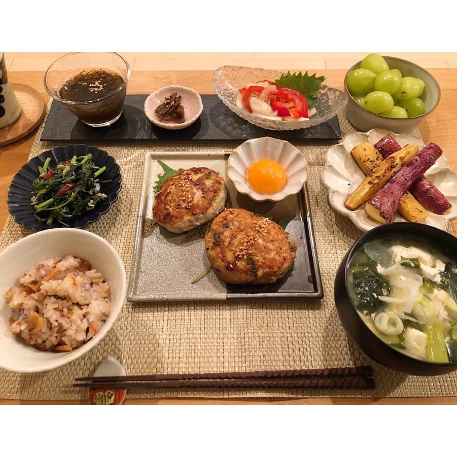 粕谷奈美のインスタグラム：「久々の投稿になってしまったおうちごはん🍳今年もあげていきます！ _ ネギ塩つくね(塩ダレ&タレ)、モロヘイヤとしらすのお浸し、薩摩芋の塩バタースティック、もずく酢、蕗の佃煮、パプリカと玉ねぎのマリネ、のどぐろの炊き込みご飯、お味噌汁、シャインマスカット #cooking#dinner#japanesefood#instafood#healthyfood #おうちごはん#一人暮らしごはん#器#器好き#和食#和食好き #つくね#薬膳#クコの実#モロヘイヤ#ネギ #なみへい飯」