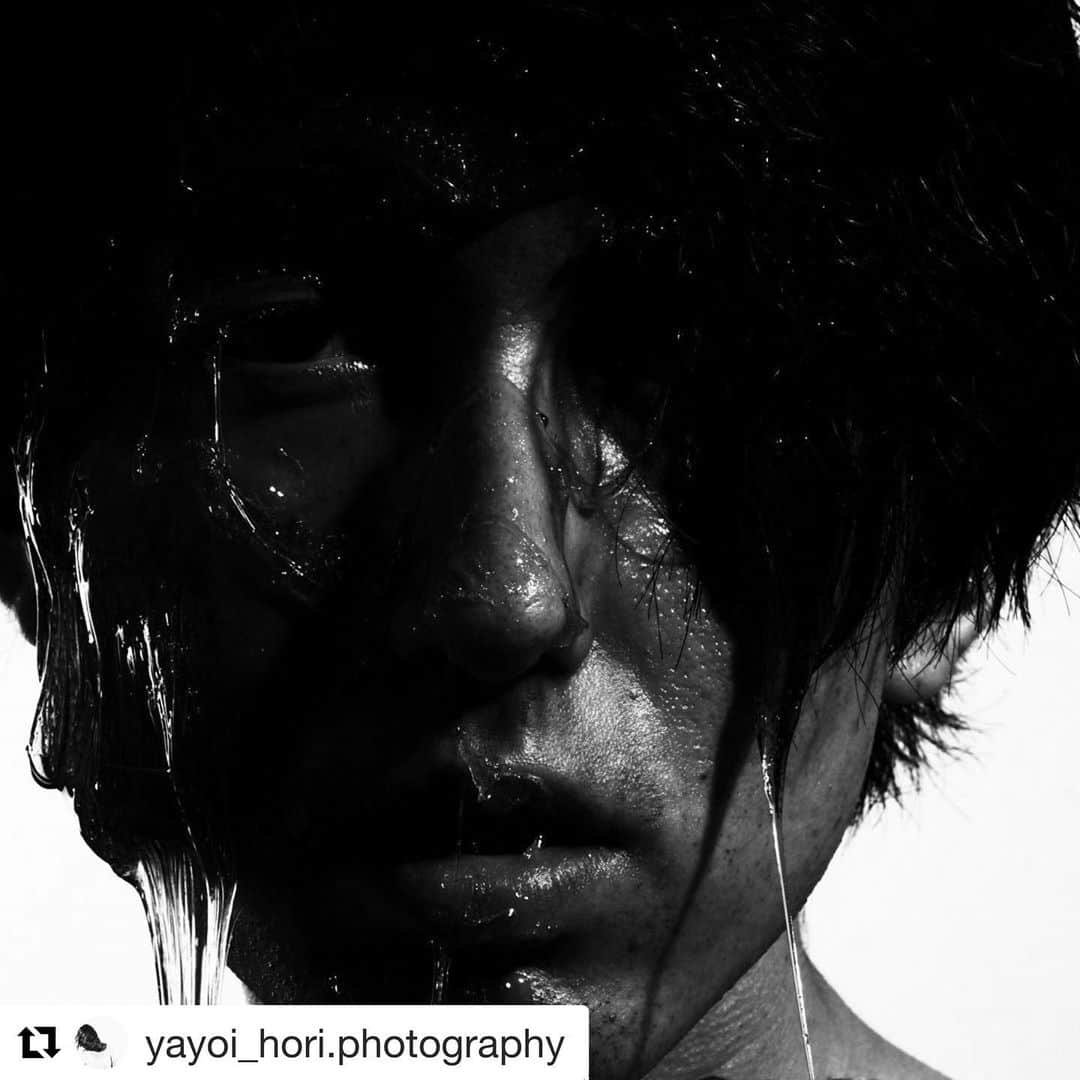 原田新平のインスタグラム：「#Repost @yayoi_hori.photography with @get_repost ・・・ #yayoihori #photography #photo #portrait #portraitphotography #darkphotography #dark #blackandwhite #monochrome #ig_japan #instagood #wet #写真 #写真家 #ポートレート #原田新平 #堀弥生 #モノクローム」