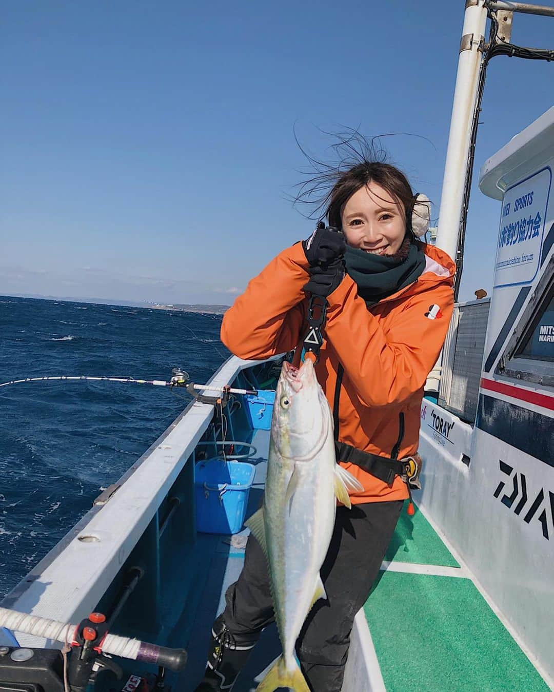 川本彩さんのインスタグラム写真 - (川本彩Instagram)「この間の海釣りの続き🎣﻿ マハタを釣り上げて、釣れた余韻でぼーっと海眺めていたら竿がとんでもないしなり方に...⚠︎マハタの時とは明らかに重さが違う...周りに言われるがまま竿を持ってみたはいいけど海に引きずりこまれそうになる😳﻿ (すぐ諦めて竿を置き...あとは電動リールの力に頼って🙏)﻿ 85センチの鰤が釣れました❣️🐟﻿ 帰港してすぐに市場で捌いてもらって(船の上では酔うのが怖くて何も飲み食いせずでお腹ぺこぺこ)自分で釣った魚で念願のブリしゃぶ🥺✨美味しかった...♡食べきれなかった分は実家に発送してもらいました📦﻿ ﻿ #海釣り　#釣り　#飲ませ釣り #釣り女子 #鰤　#ブリ　#マハタ #ハタ #ノマセ釣り #釣りガール #初釣り　#代々丸 #和歌山　#白浜 #グランメゾン東京 @shimanofishing_jp」1月7日 22時06分 - aya_kawamoto